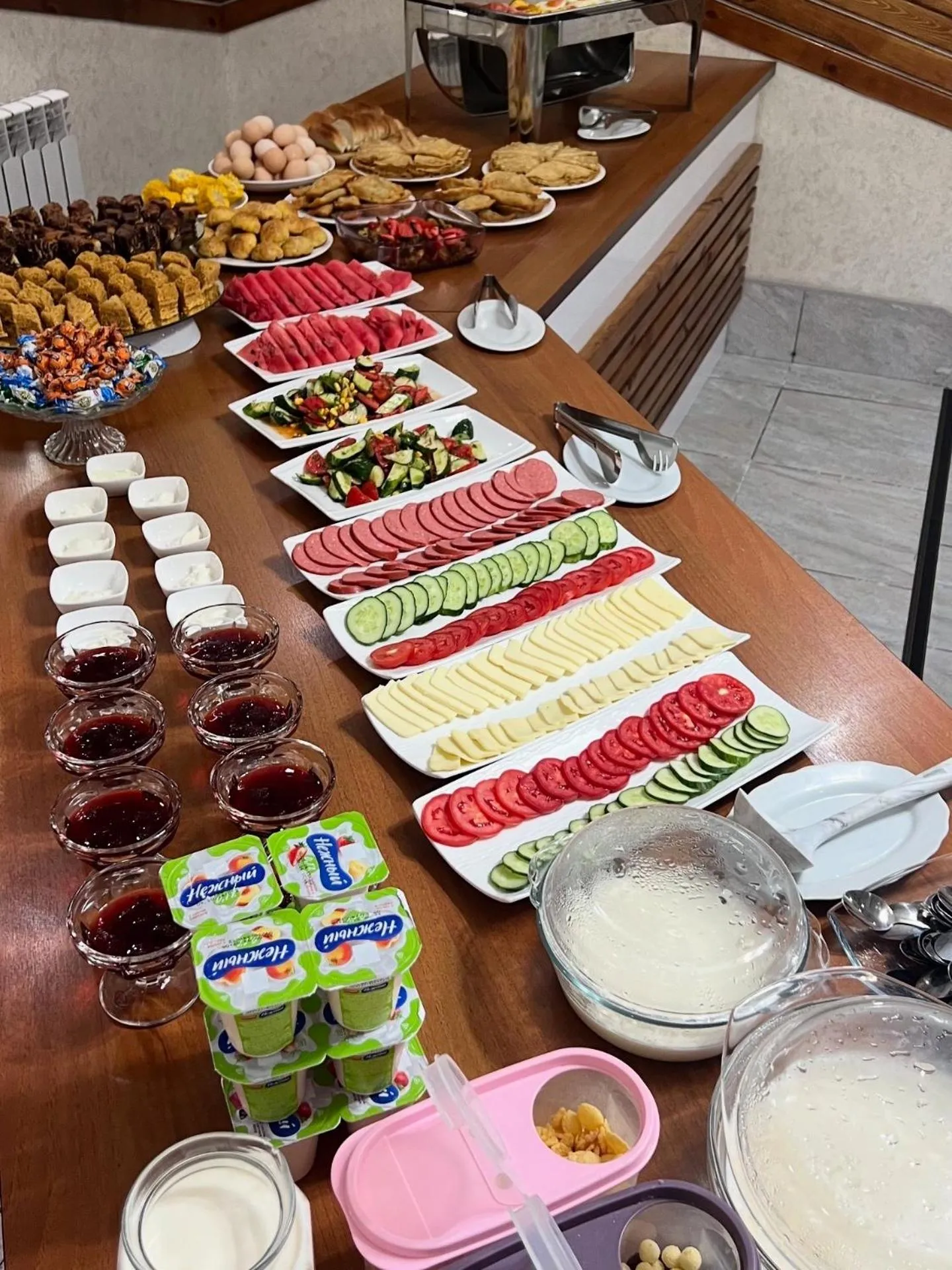 Restaurant/places to eat in Caravan Hotel