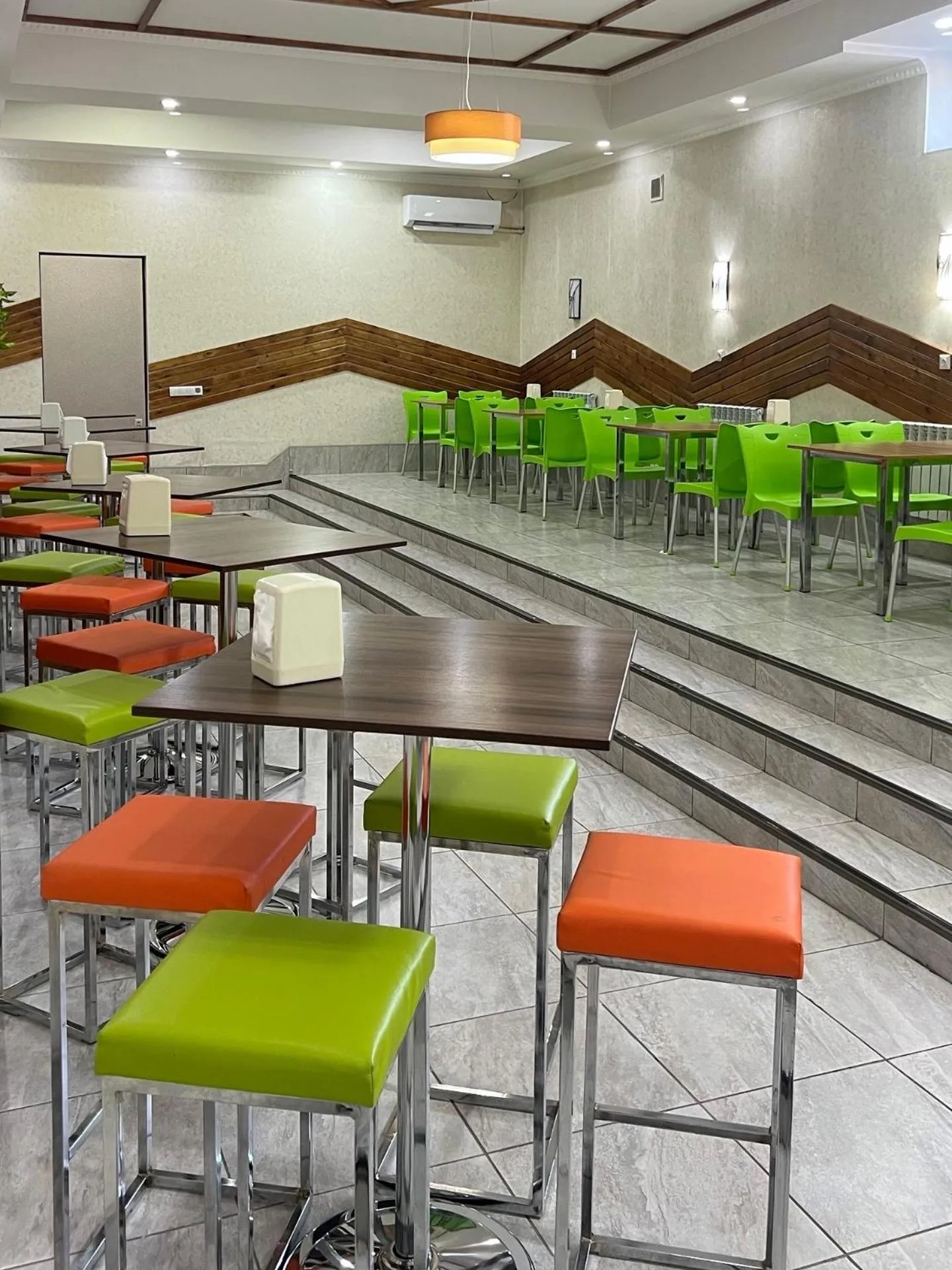 Restaurant/places to eat in Caravan Hotel