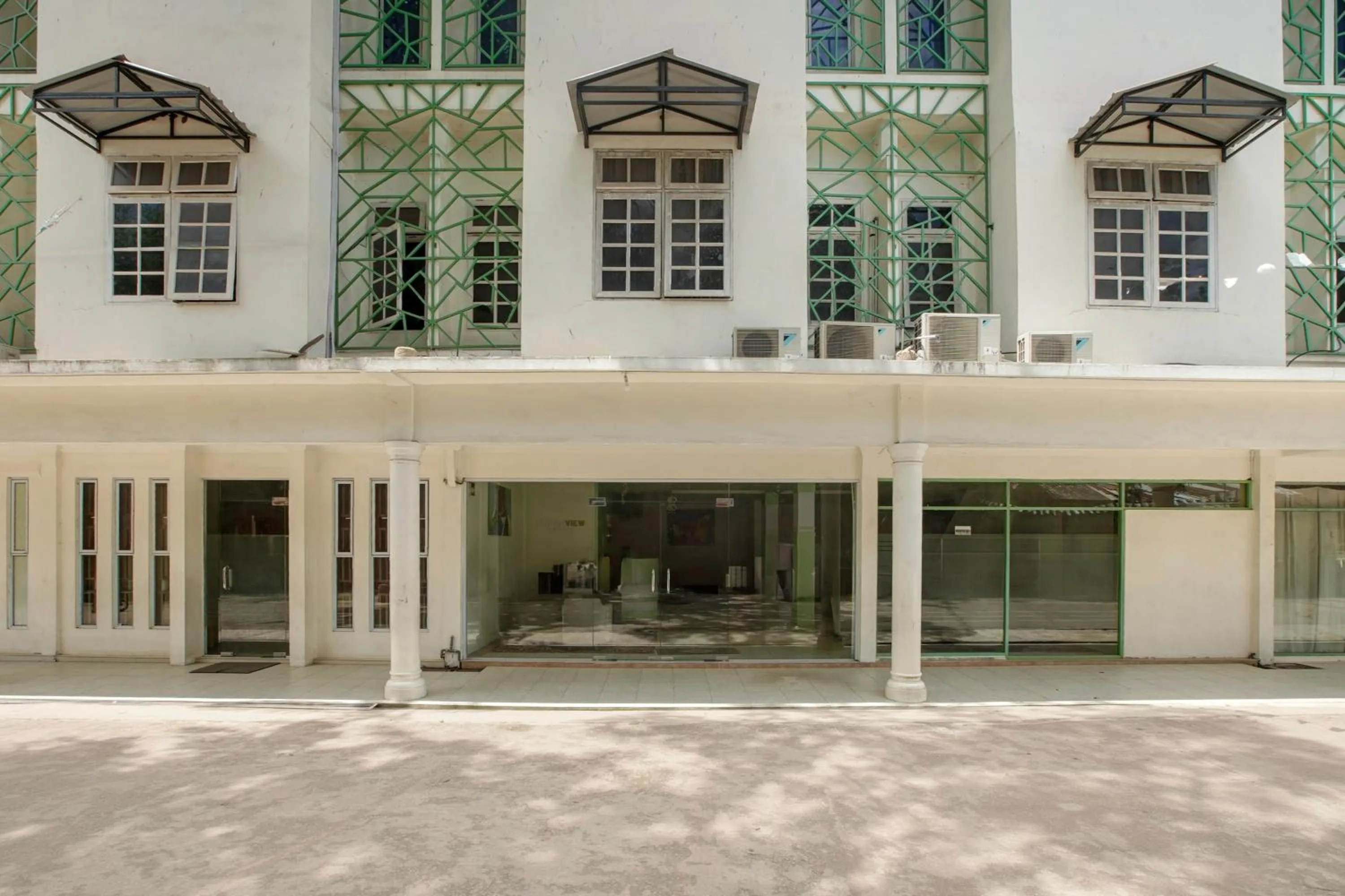 Collection O near Harbour Bay Mall formerly Kansa Hotel