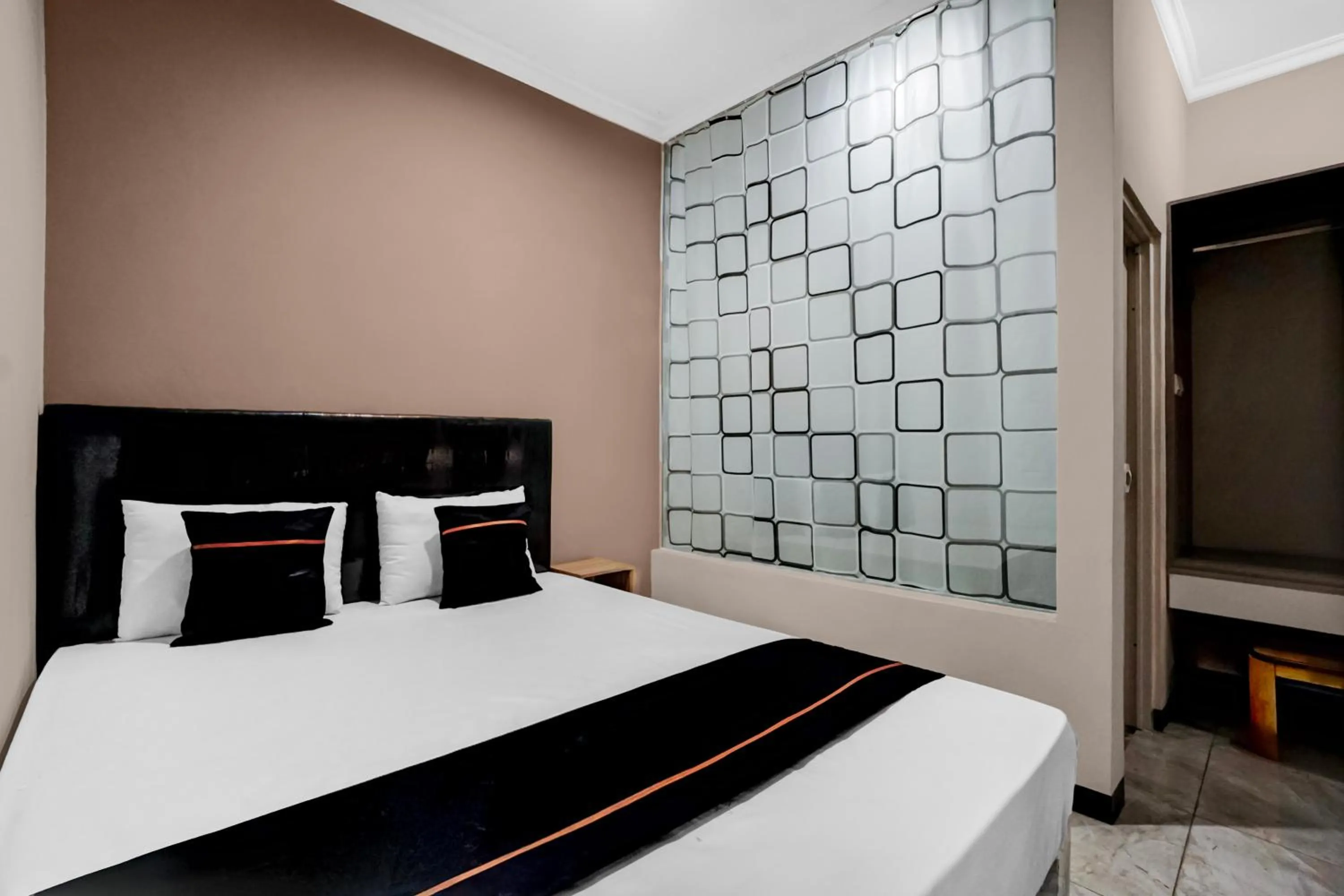 Budget Double Room in Hotel O near Ciputra World Surabaya formerly Darmo Residence