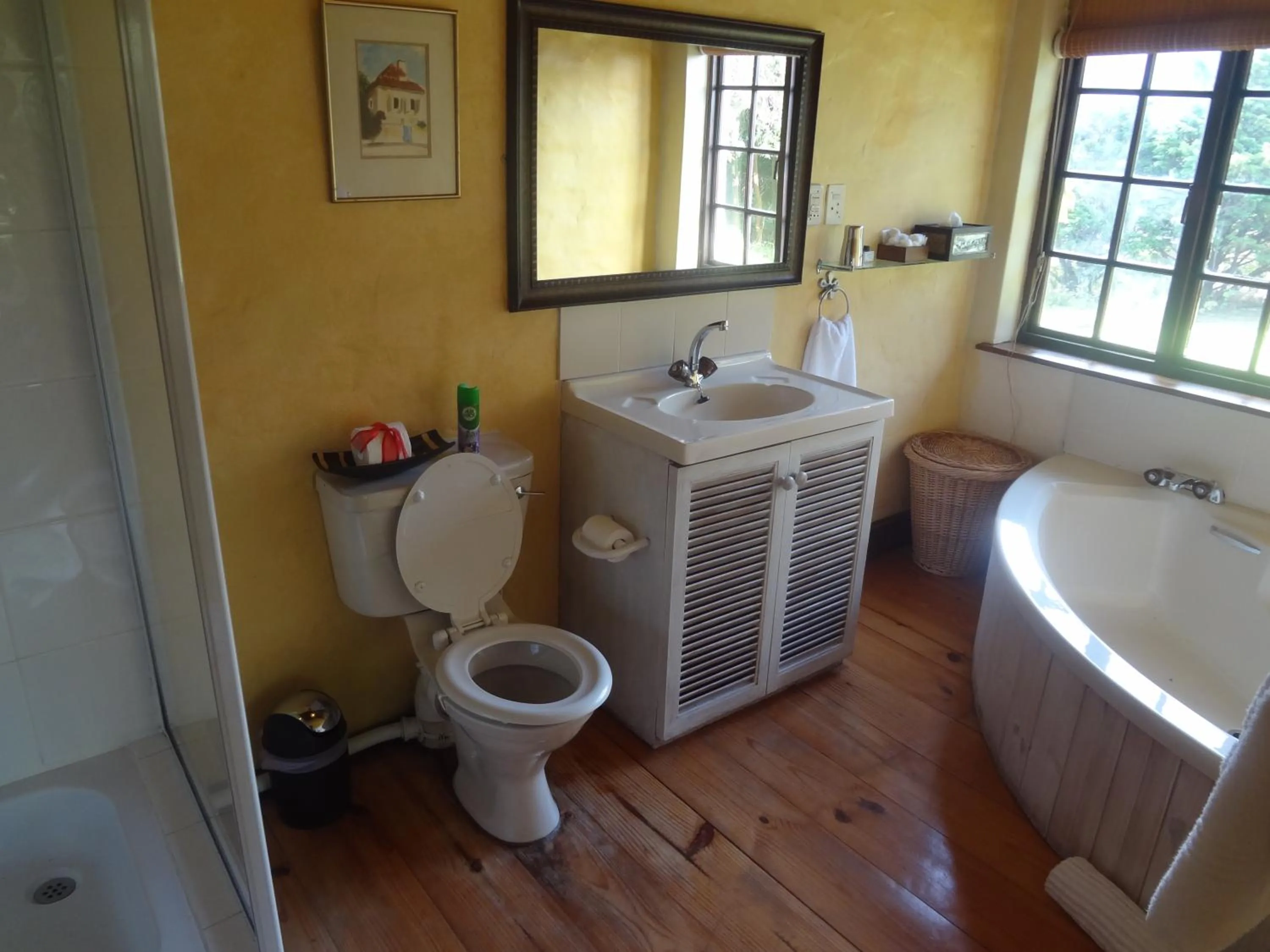 Toilet in Wild Rose Country Lodge