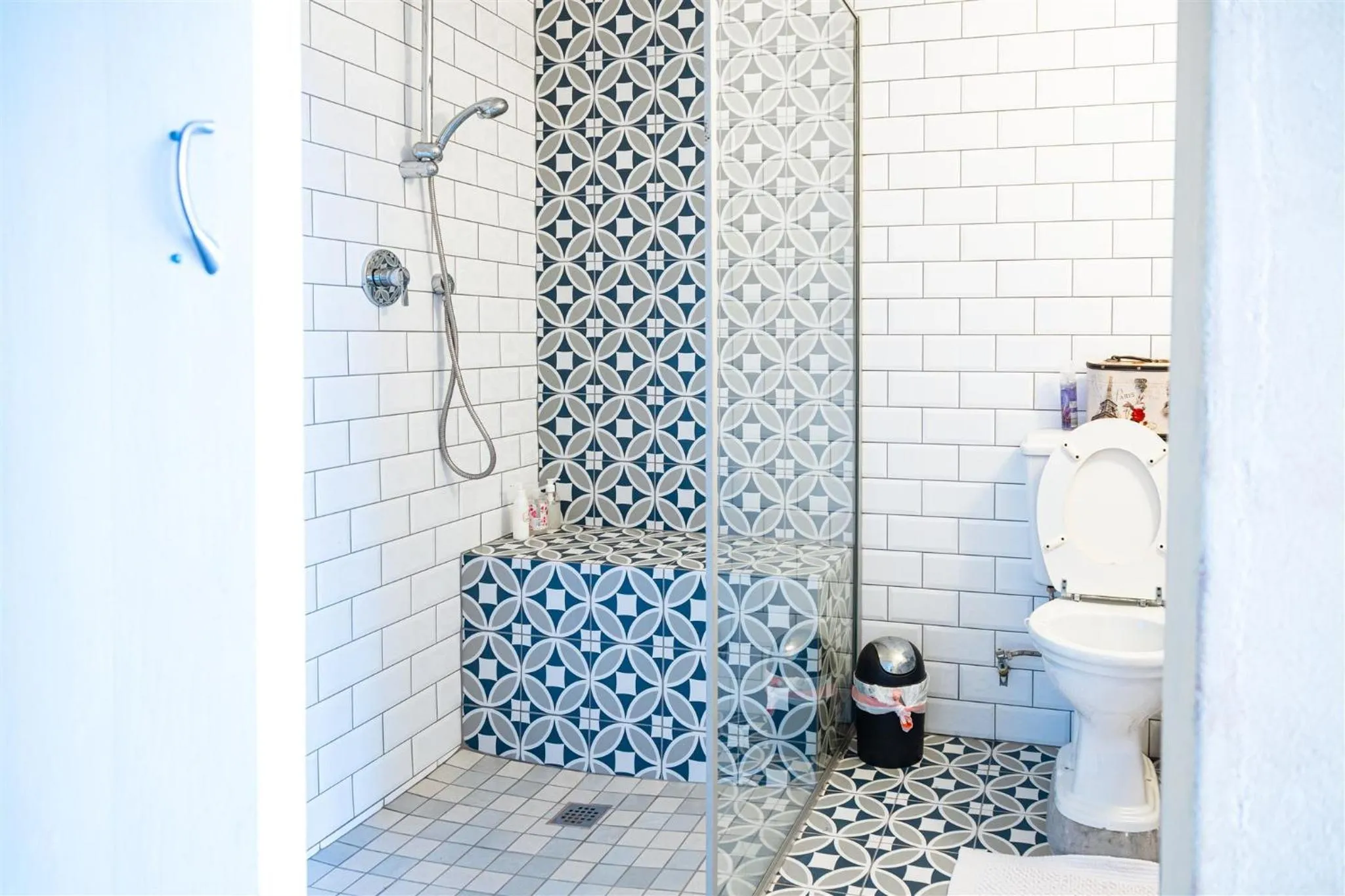 Shower in Wild Rose Country Lodge