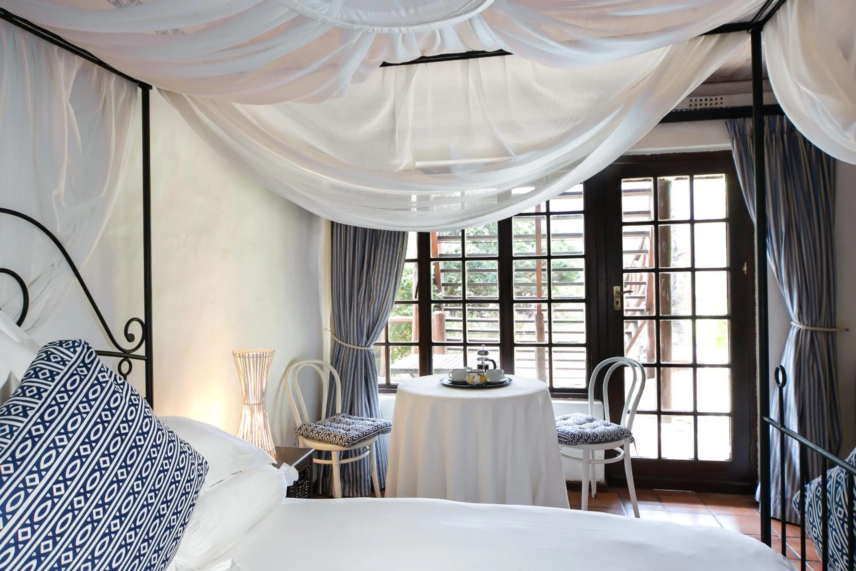 Bedroom, Bed in Wild Rose Country Lodge