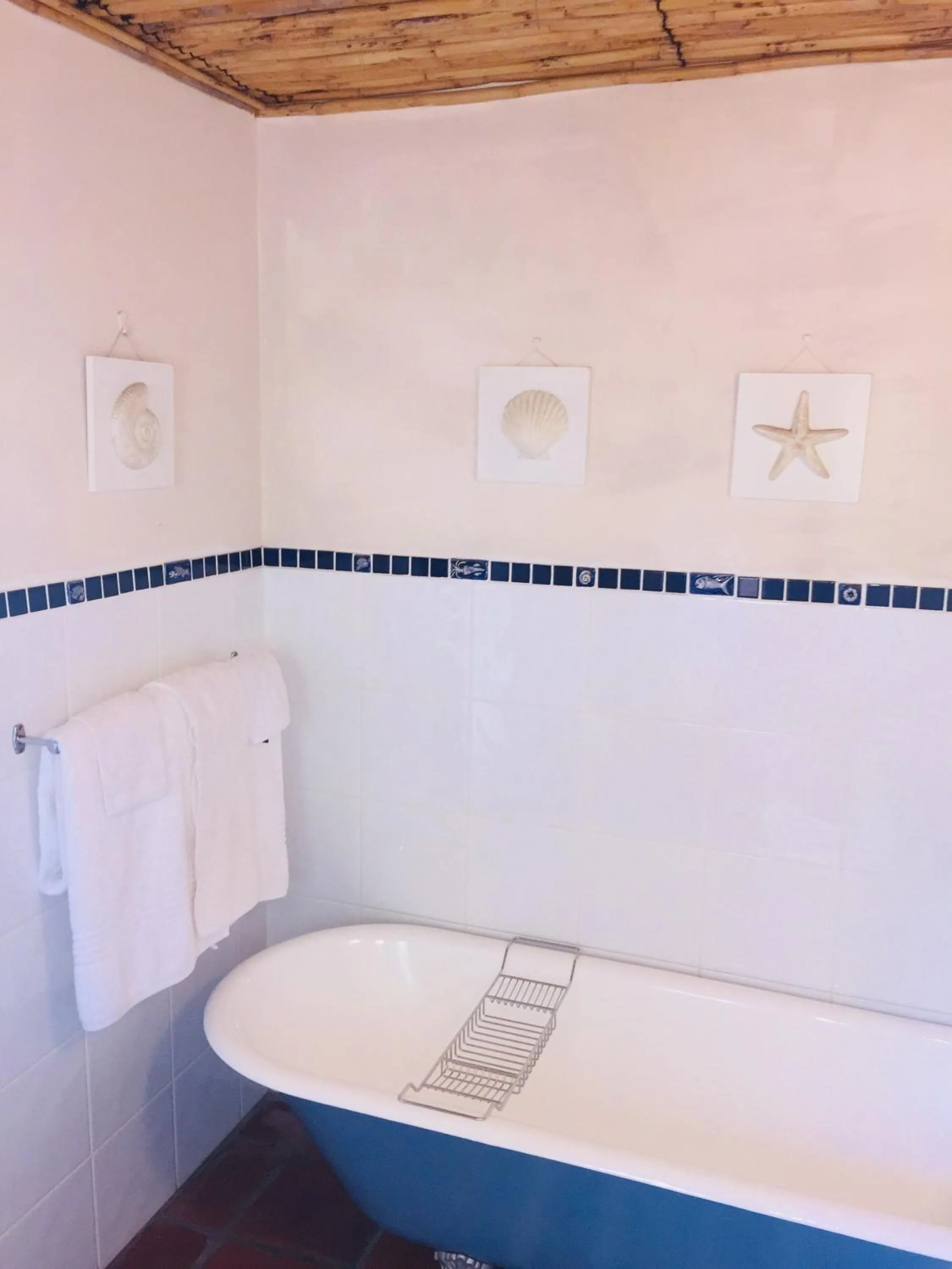 Bathroom in Wild Rose Country Lodge