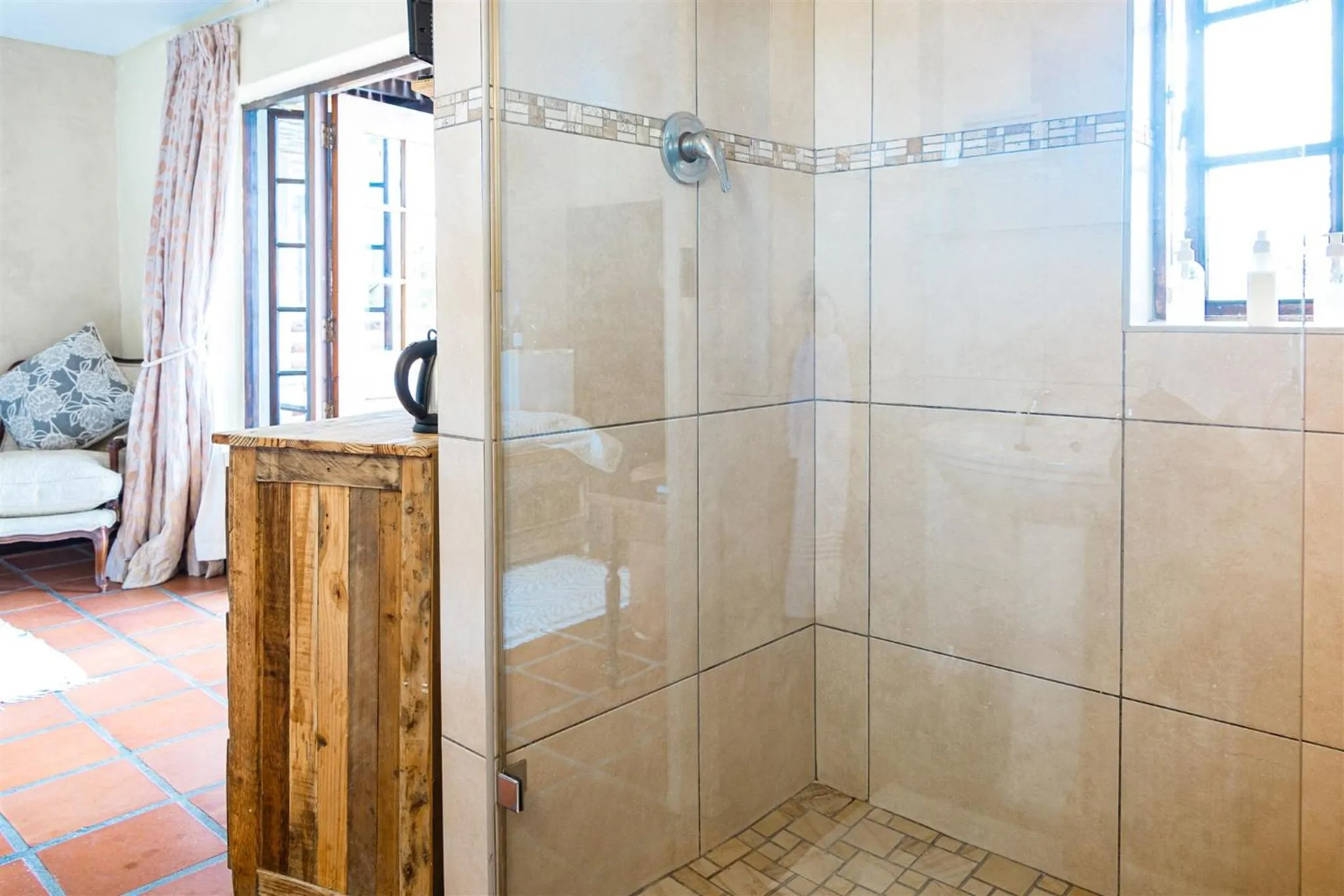 Shower in Wild Rose Country Lodge