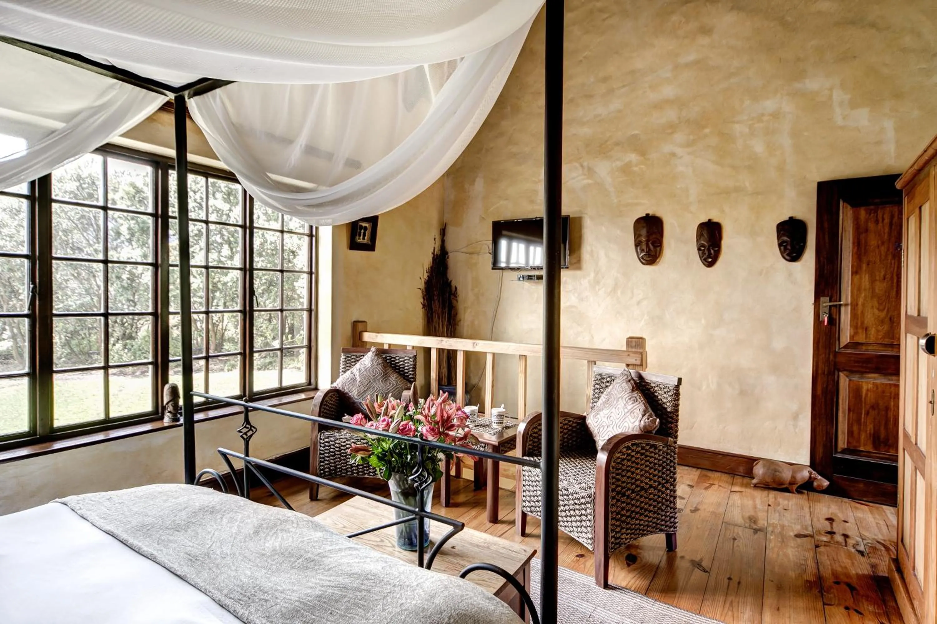 Bedroom, Bed in Wild Rose Country Lodge