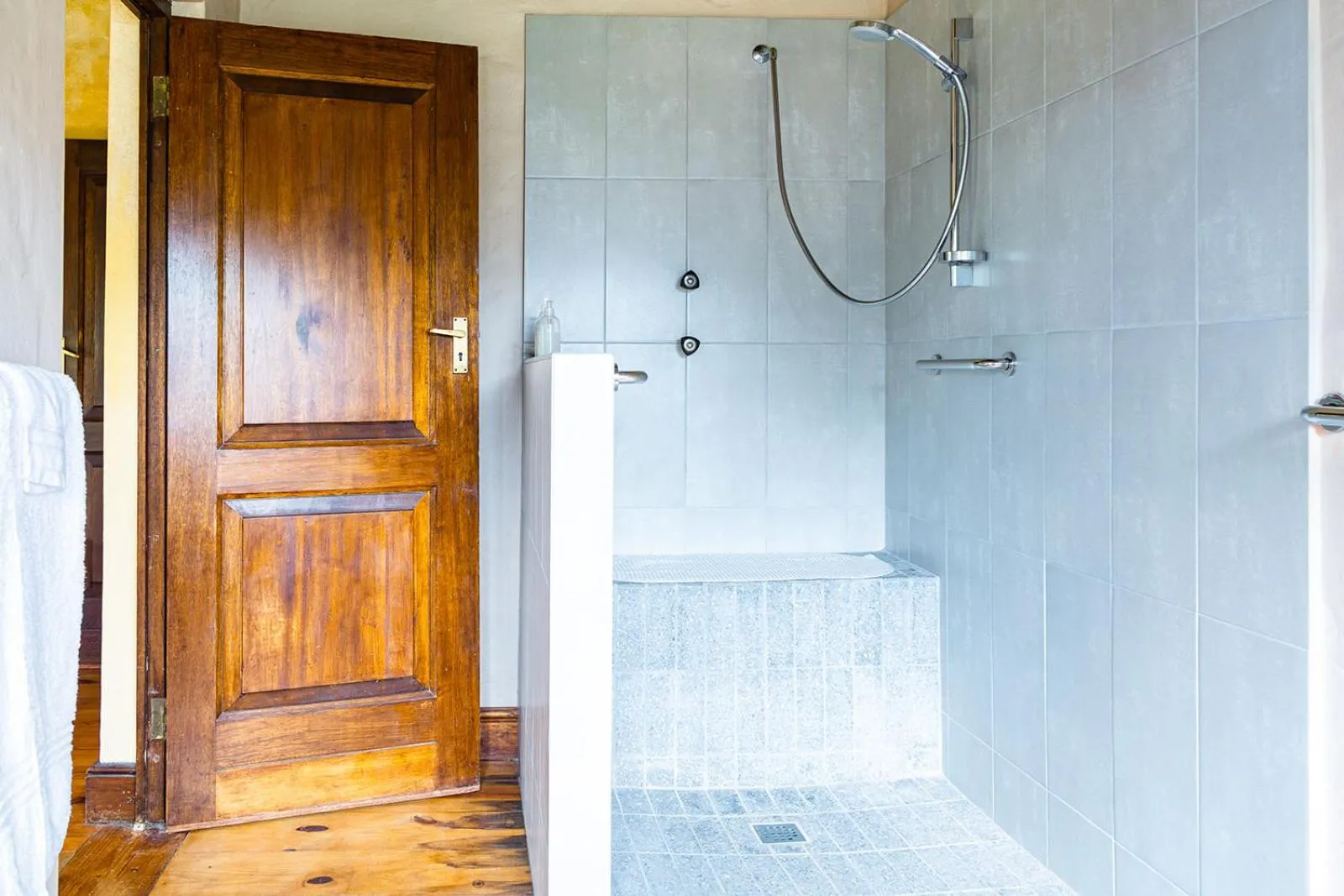Shower in Wild Rose Country Lodge