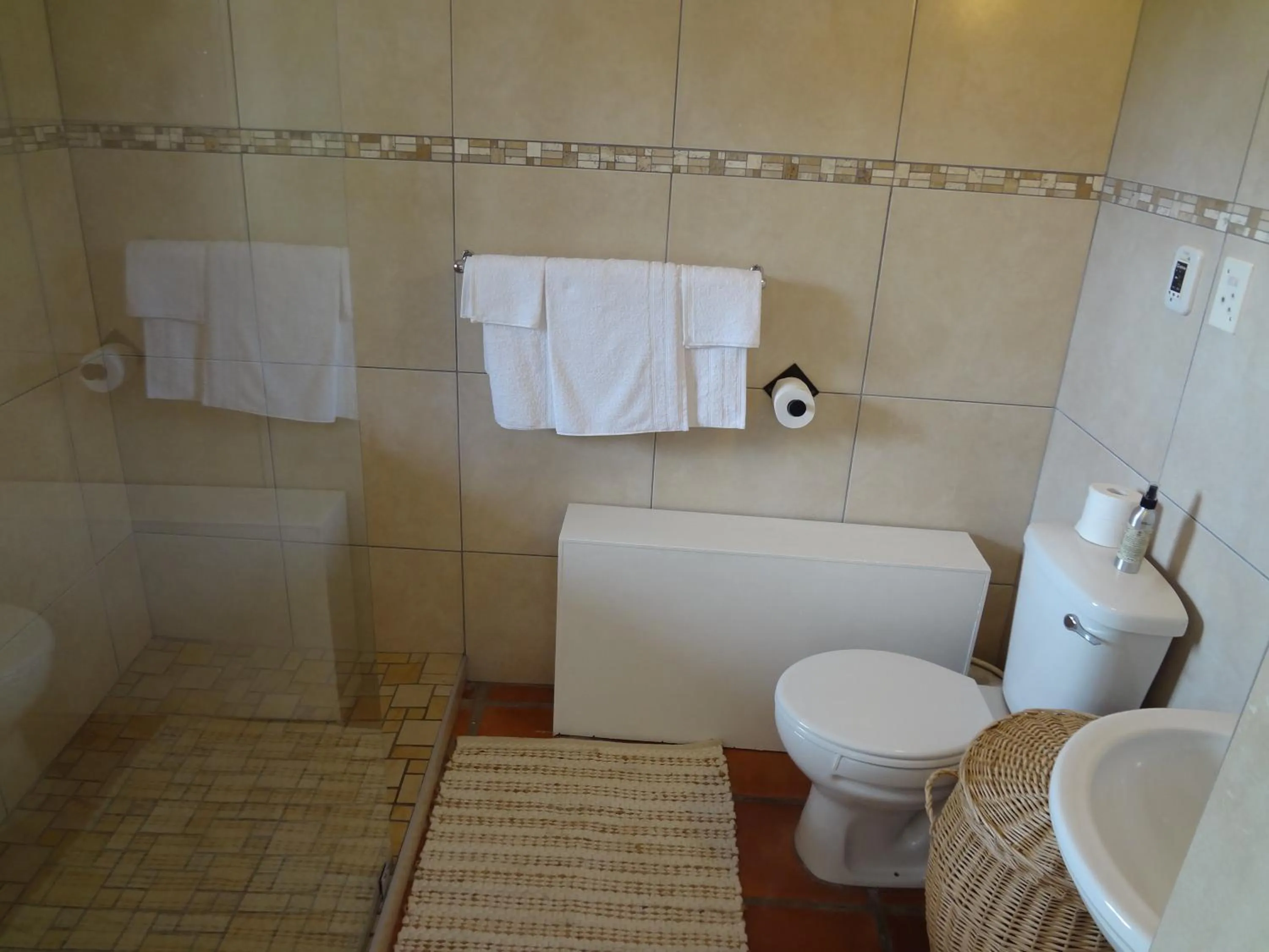 Toilet in Wild Rose Country Lodge