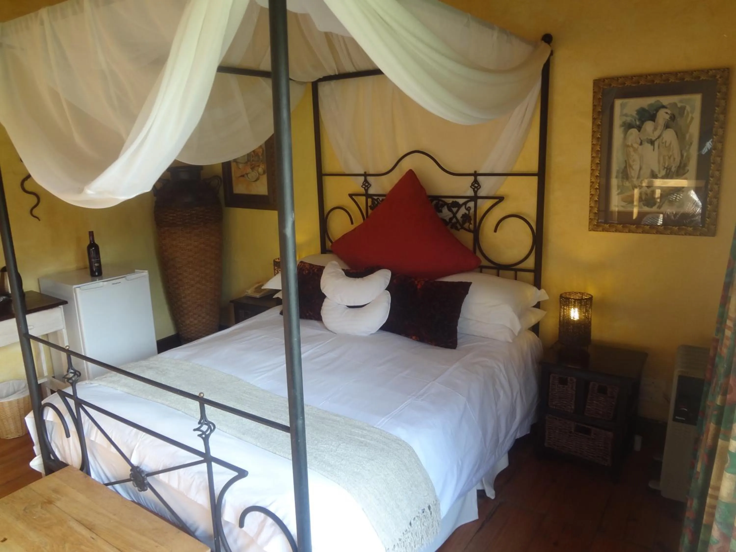 Bed in Wild Rose Country Lodge