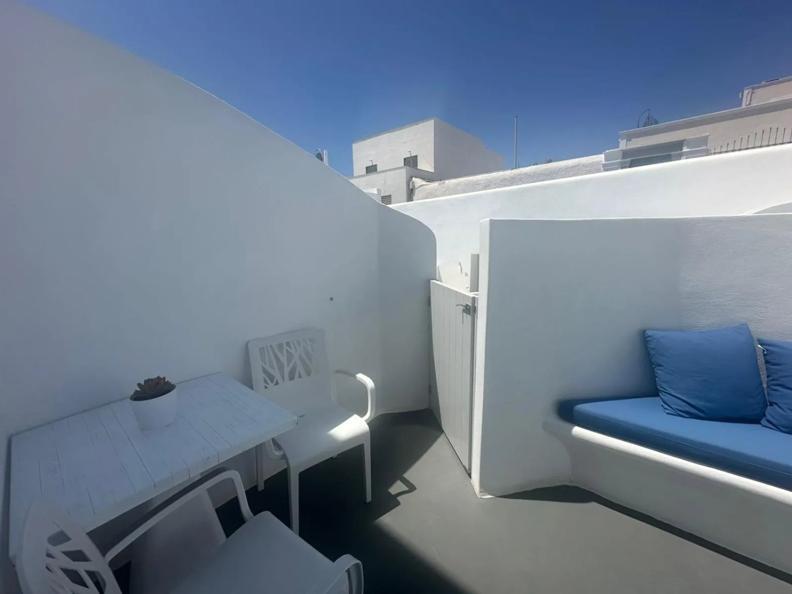 Balcony/Terrace in White Concept Caves