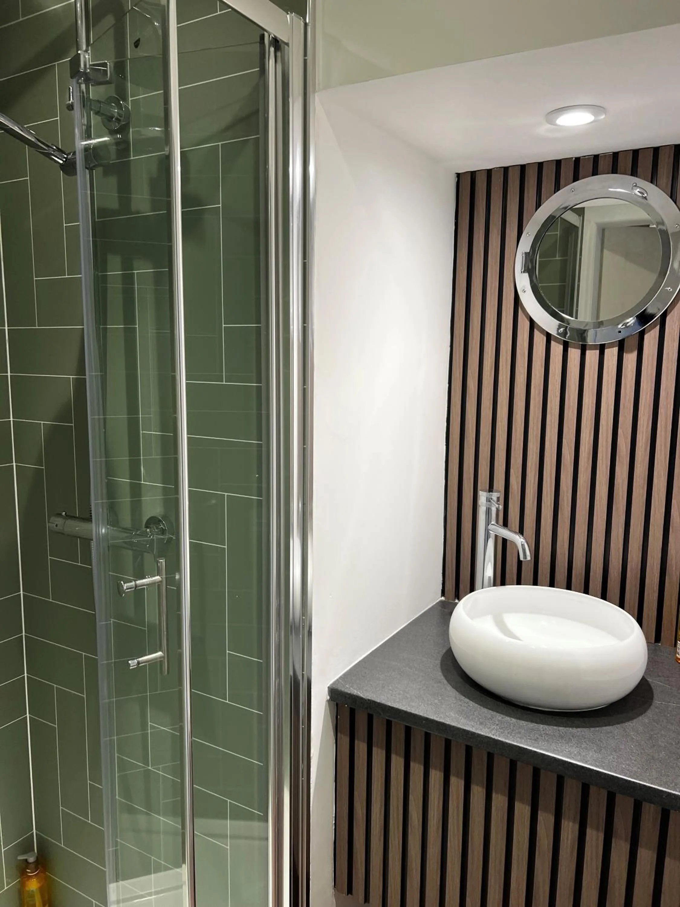 Shower in The Corrie Hotel