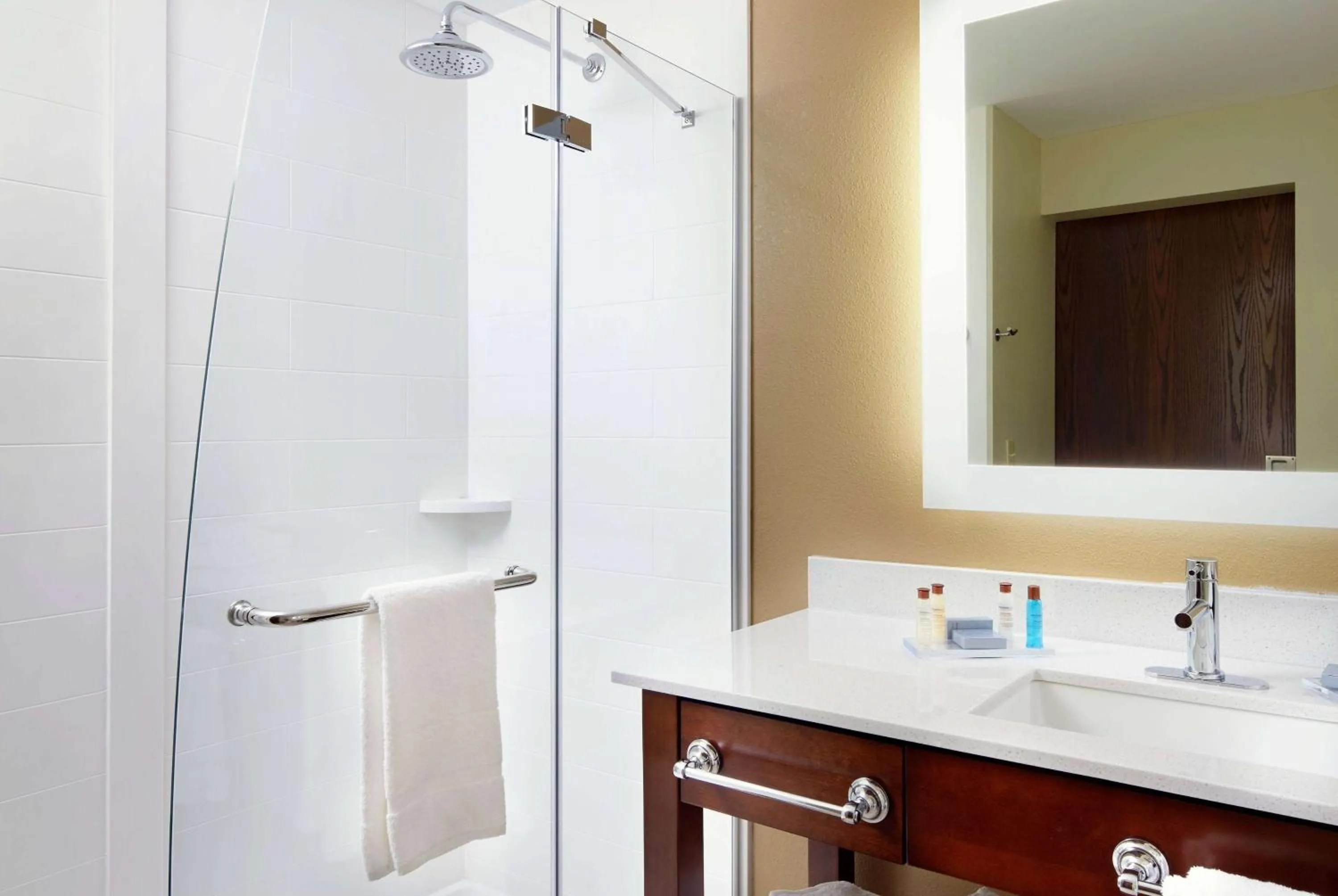 Photo of the whole room in Hawthorn Suites by Wyndham Wheeling at The Highlands