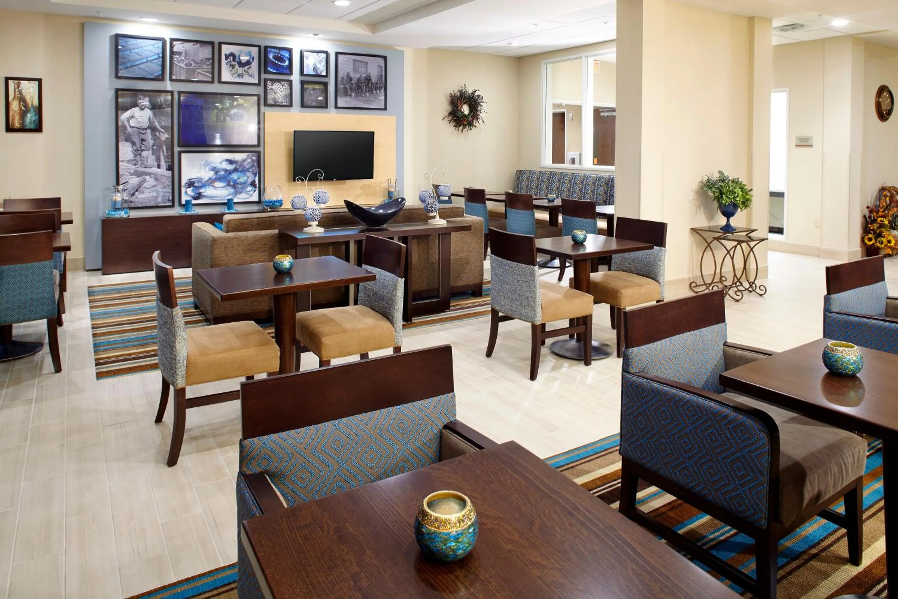 Communal lounge/ TV room in Hawthorn Suites by Wyndham Wheeling at The Highlands