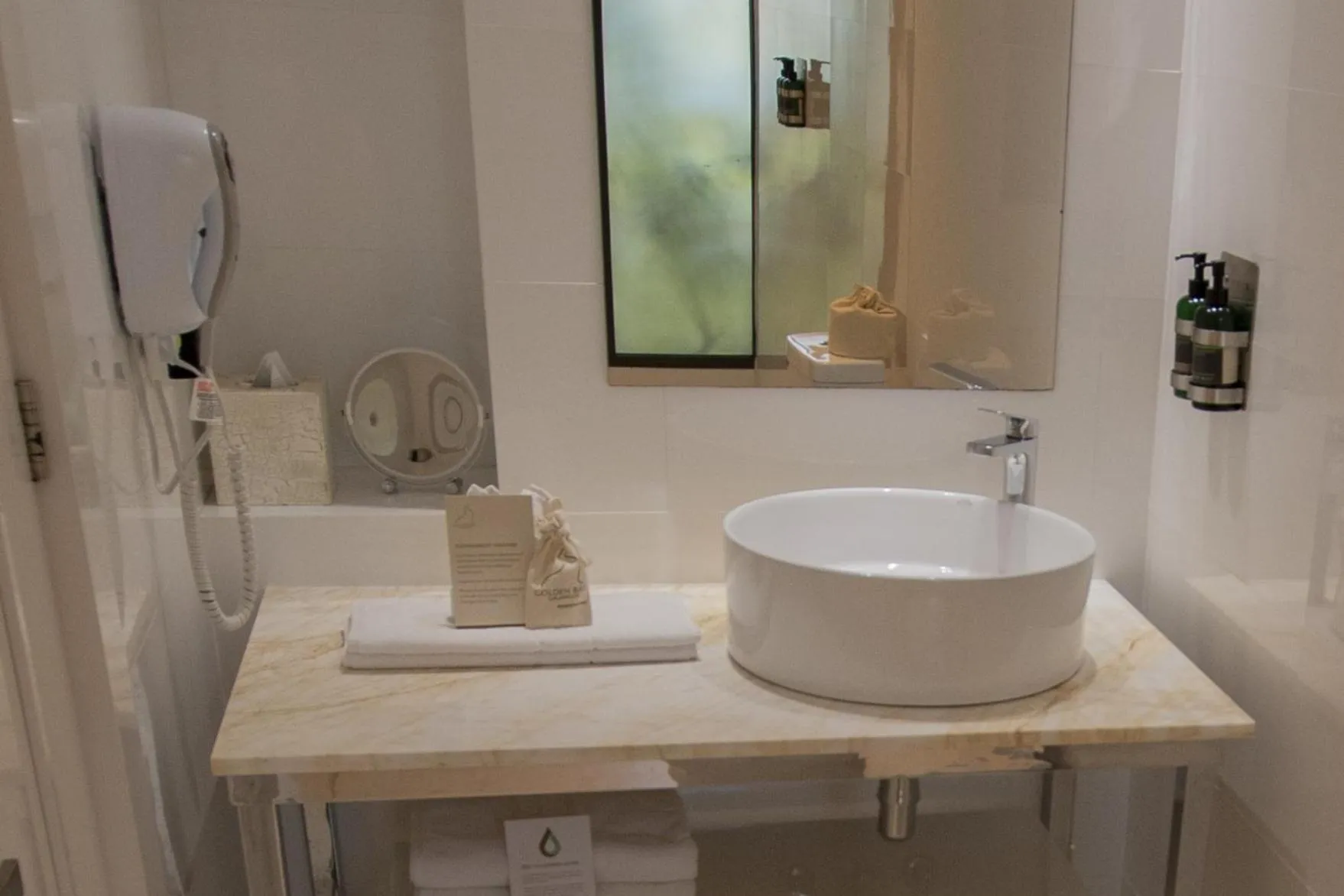 Bathroom in Golden Bay Galapagos