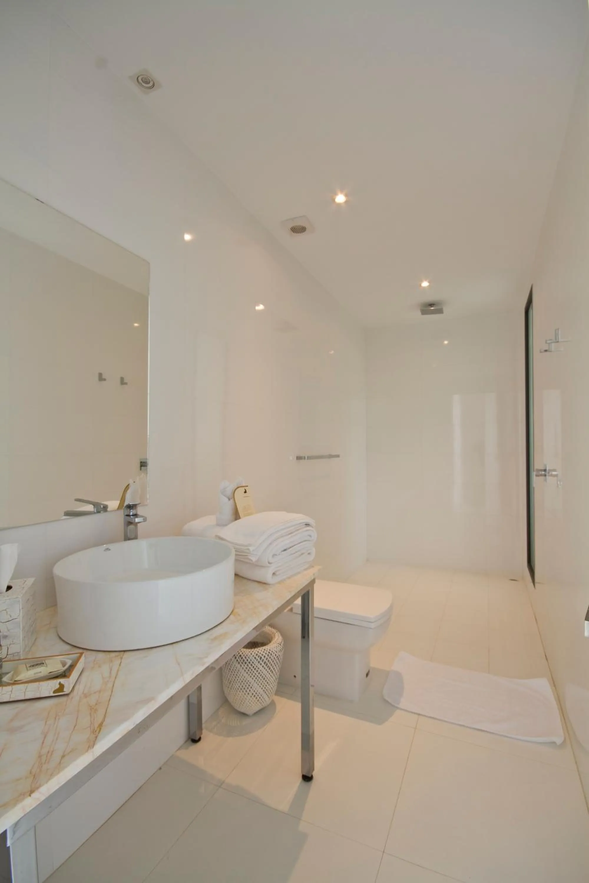 Shower in Golden Bay Galapagos