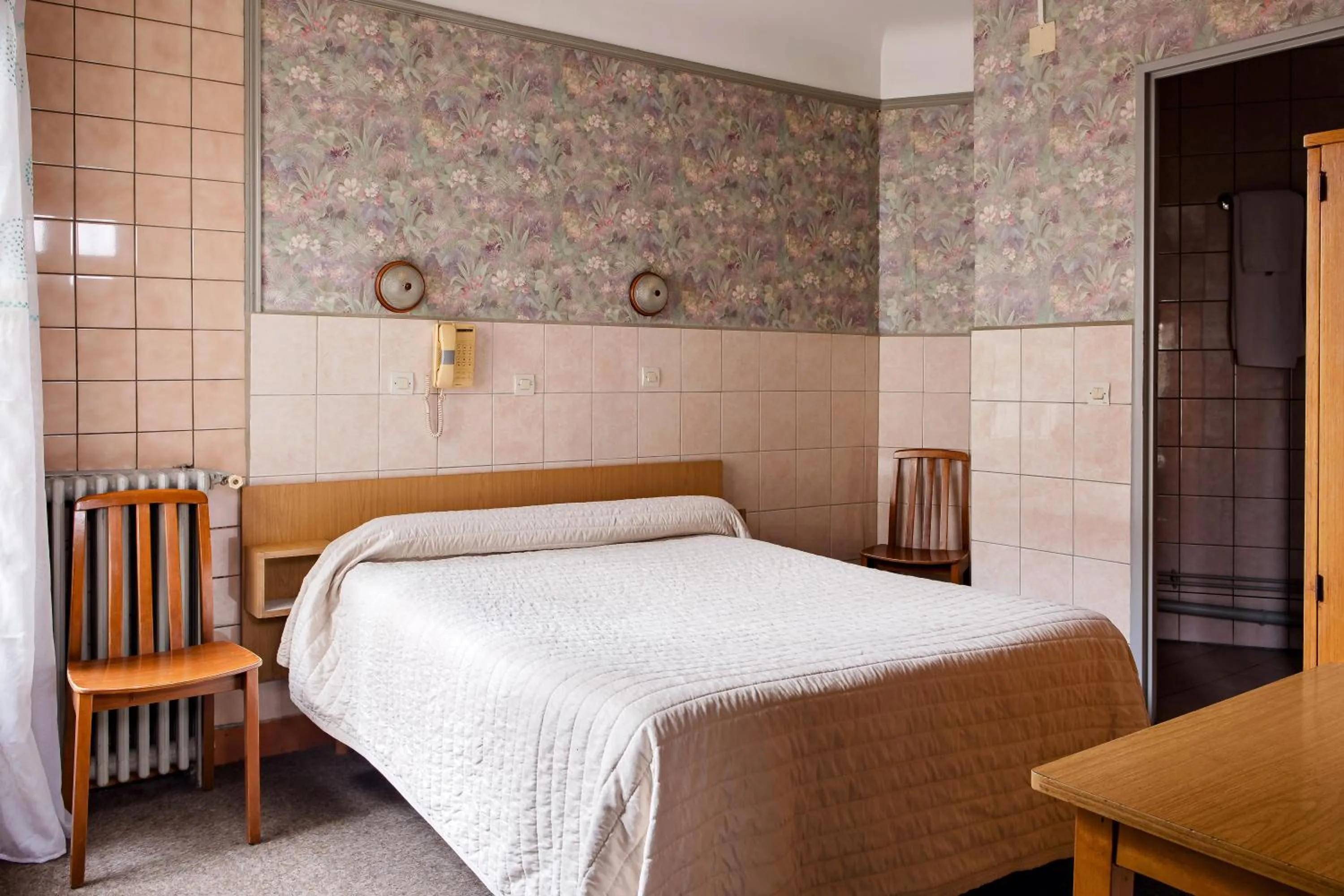 Bedroom, Bed in Hôtel de la Comète
