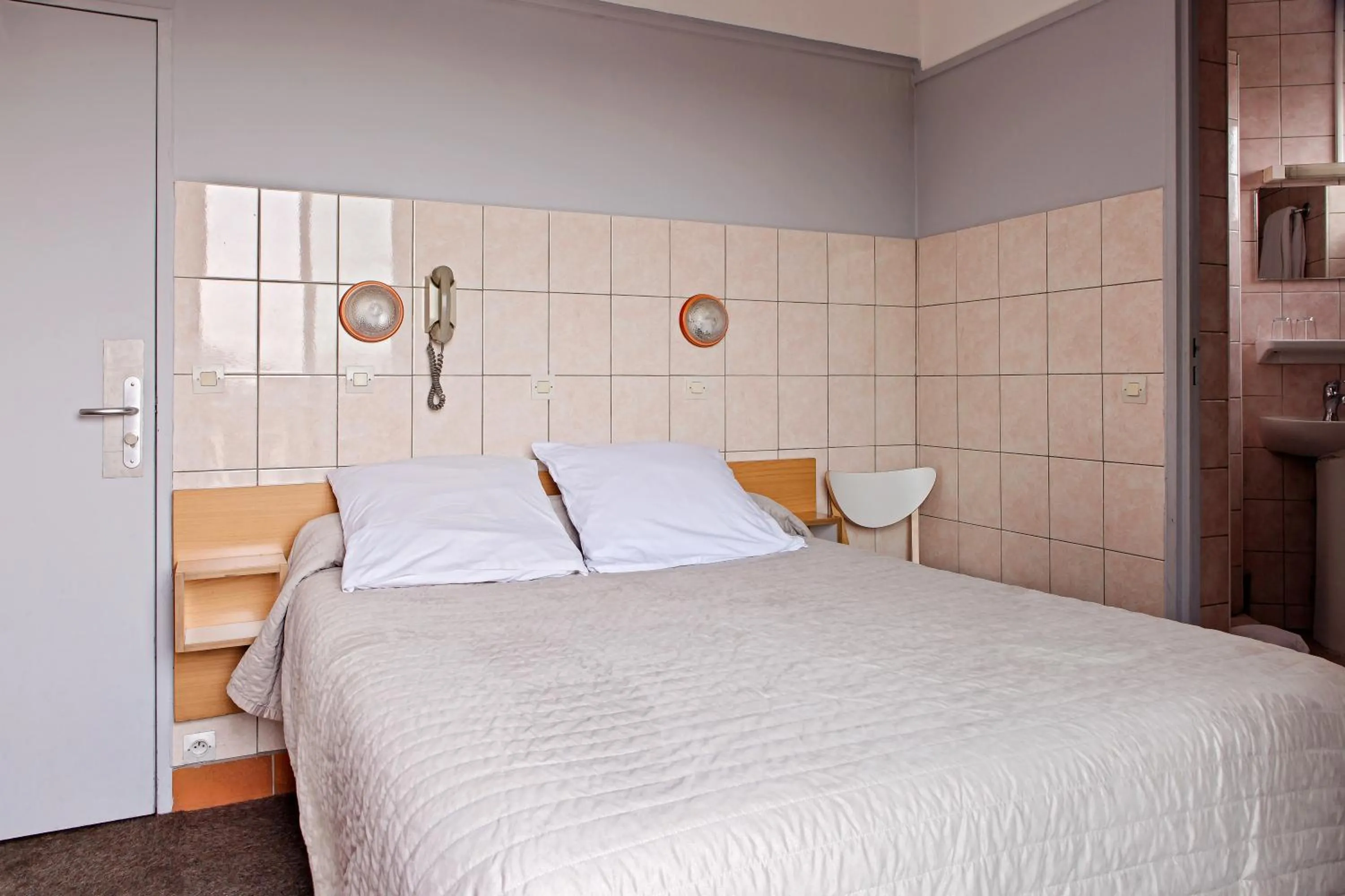 Bedroom, Bed in Hôtel de la Comète