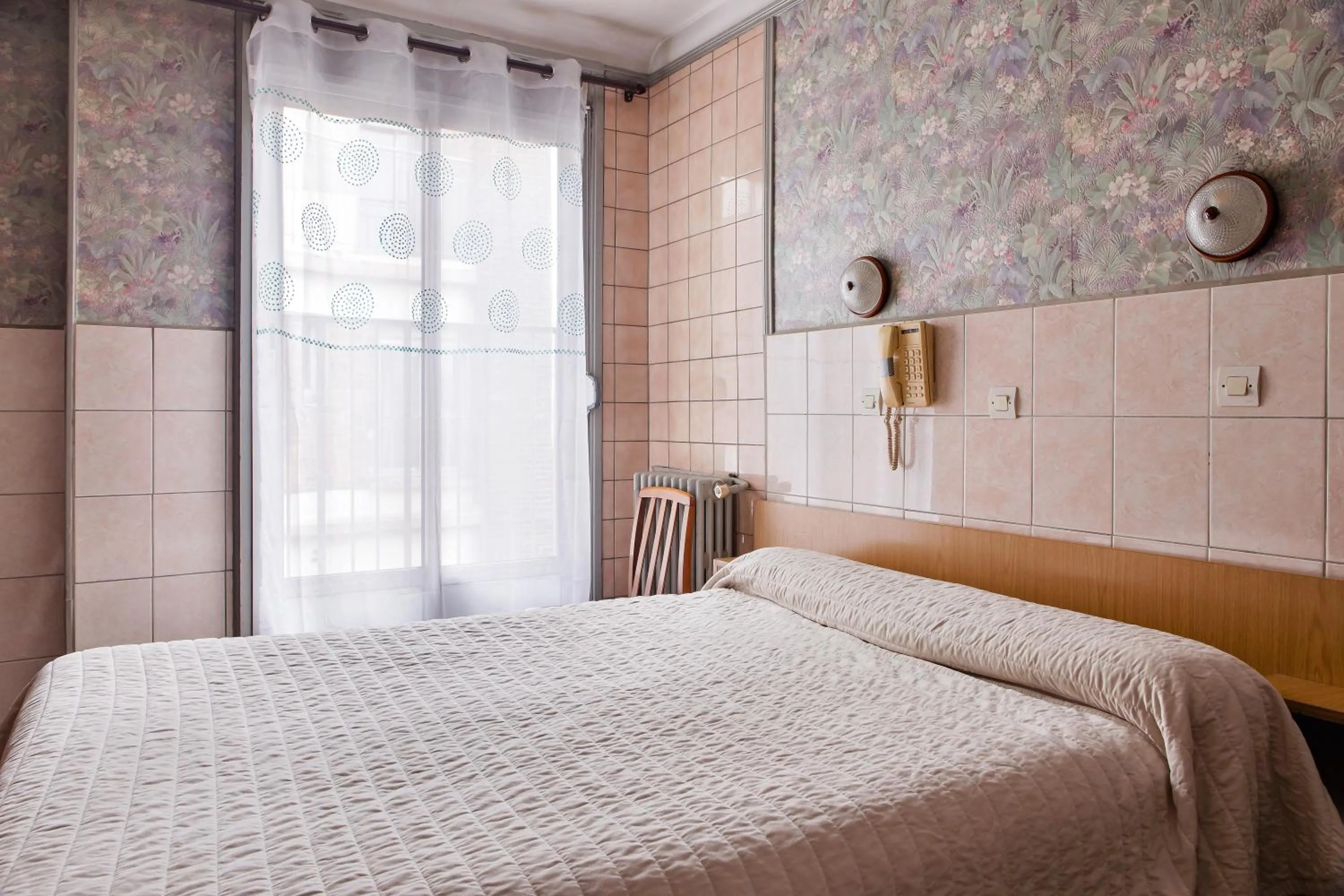 Photo of the whole room, Bed in Hôtel de la Comète