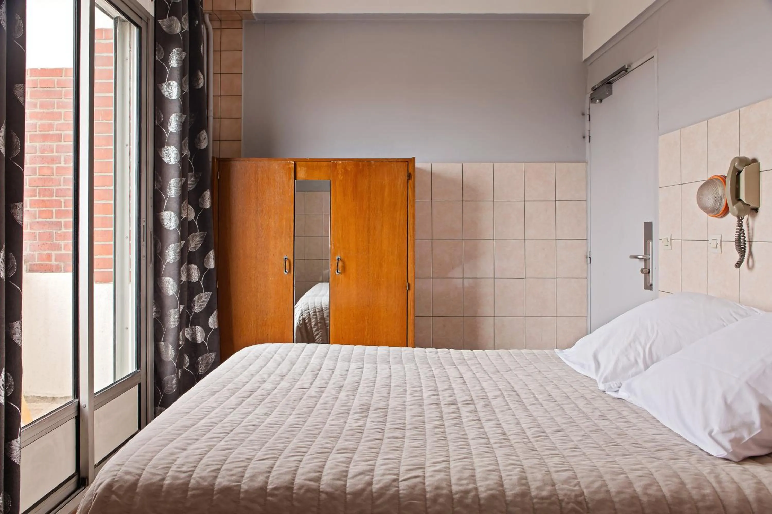 Bedroom, Bed in Hôtel de la Comète