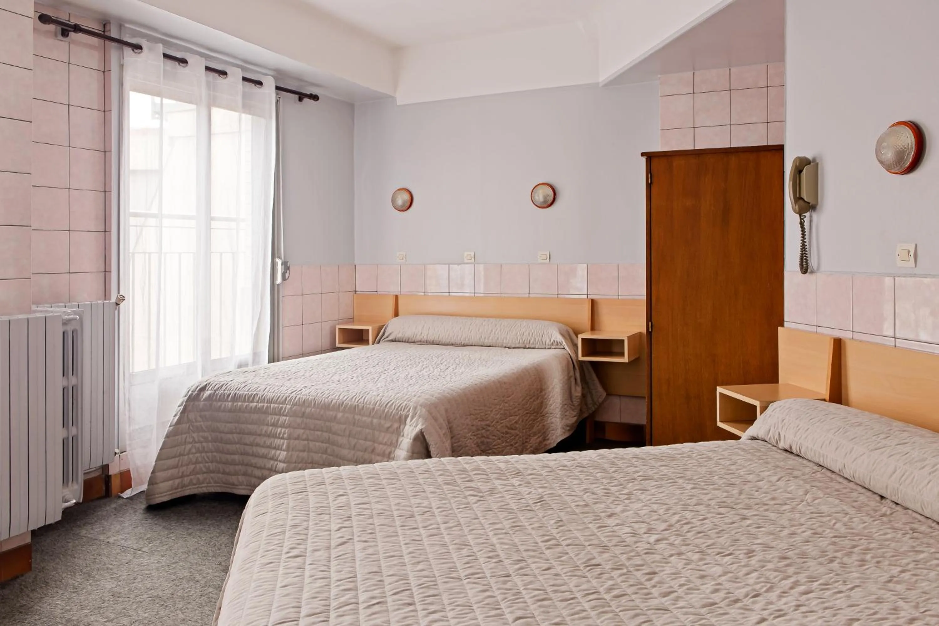 Photo of the whole room, Bed in Hôtel de la Comète