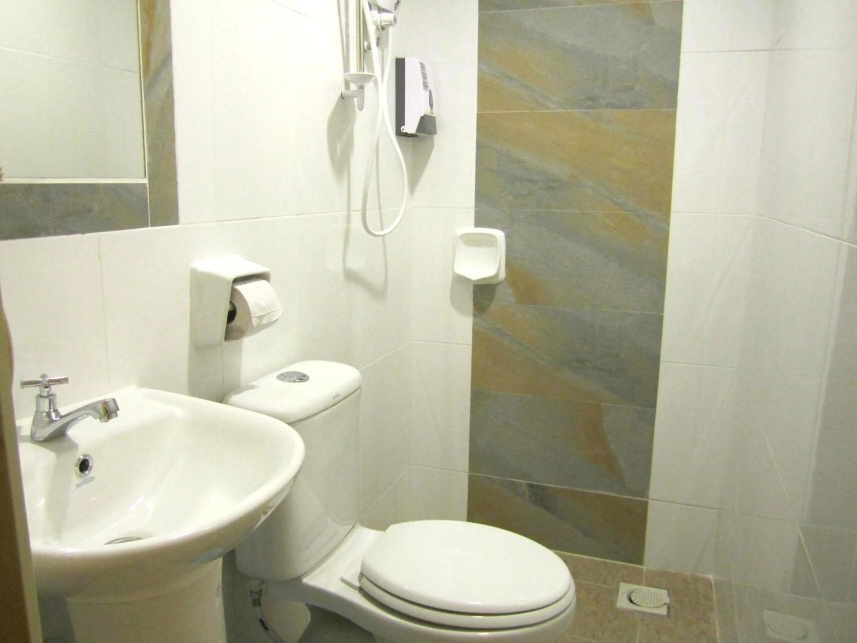 Bathroom in Sun Inns Hotel Pasir Penambang (KS Botanic)