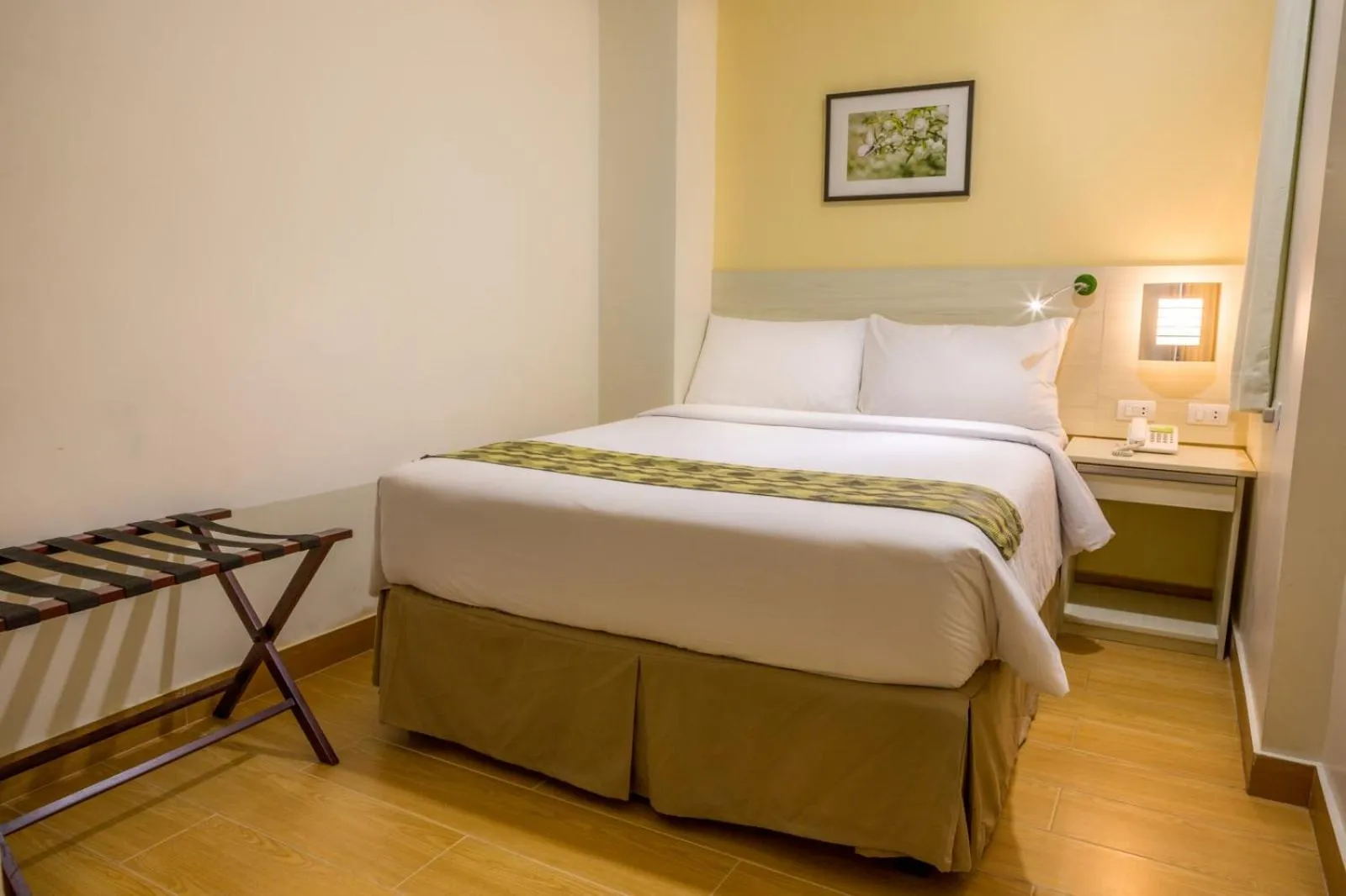 Bedroom, Bed in Hamersons Hotel Cebu