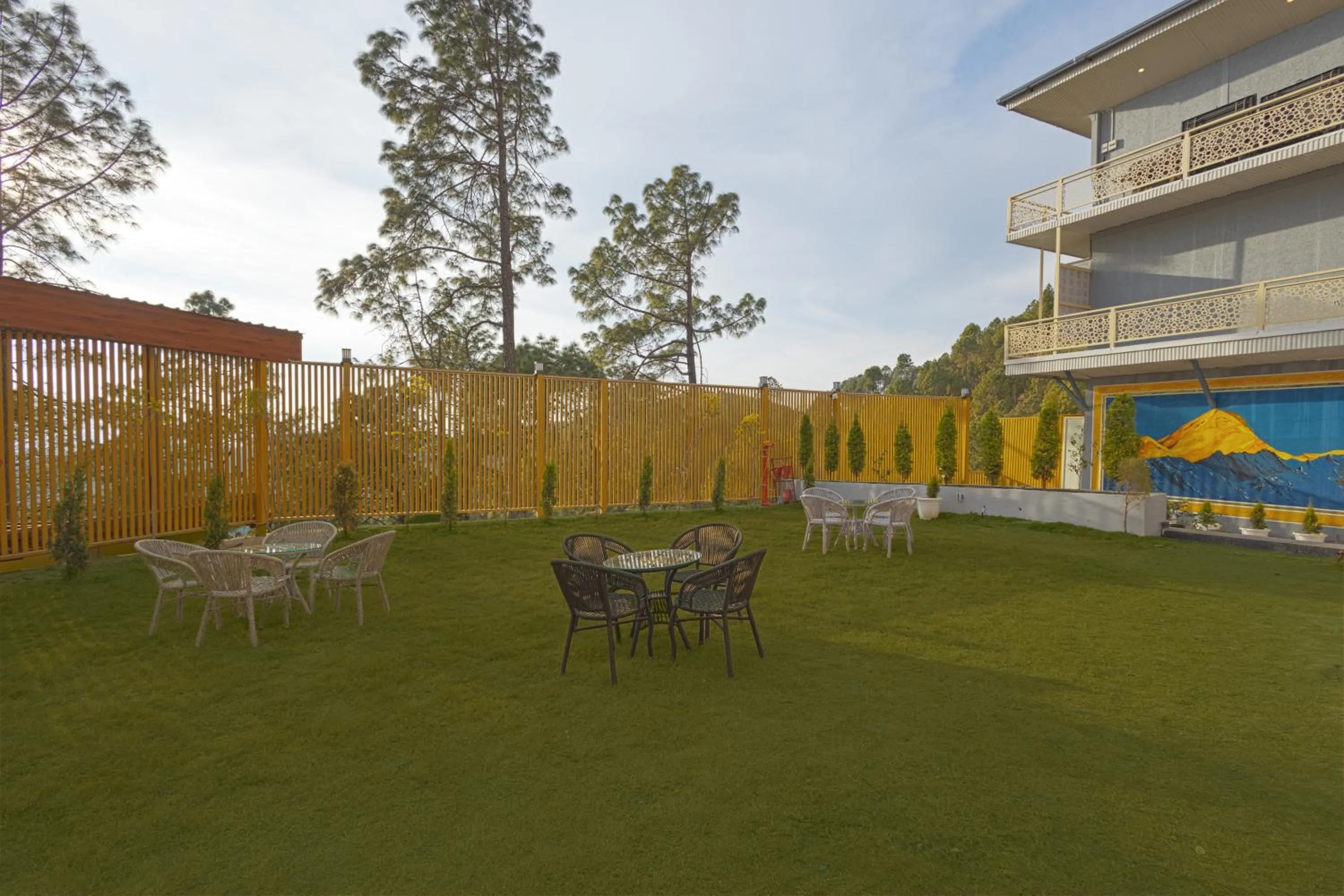 Garden in Sterling Valley of Pine Lansdowne