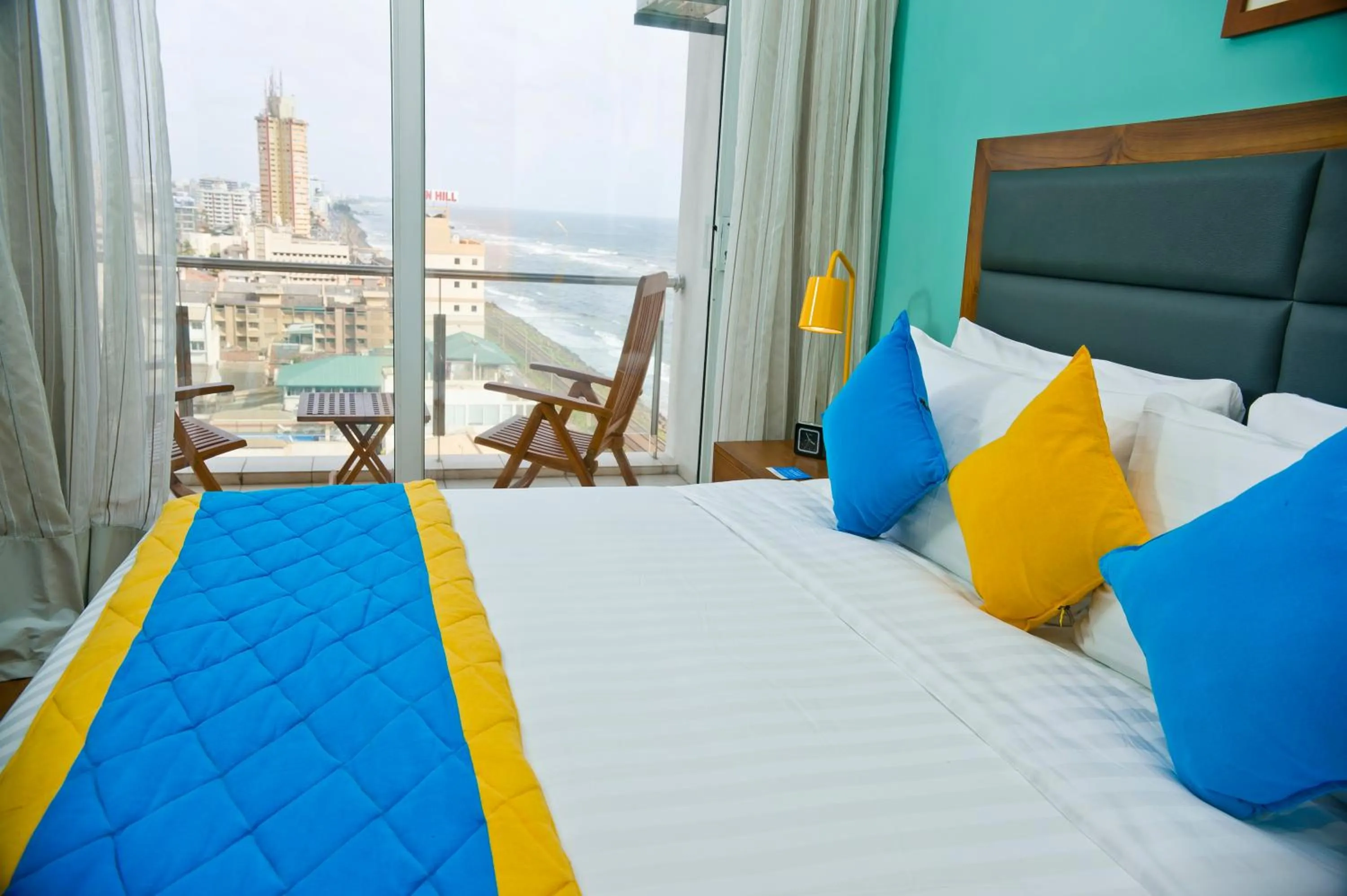 Balcony/Terrace, Bed in Ocean Edge Suites & Hotel Colombo