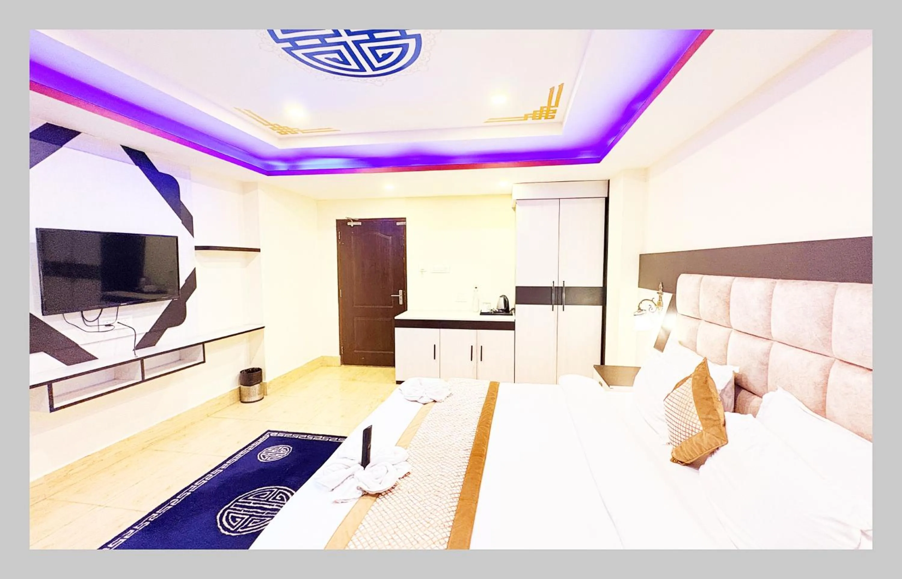 Communal lounge/ TV room, Bed in The Gangtok Inn