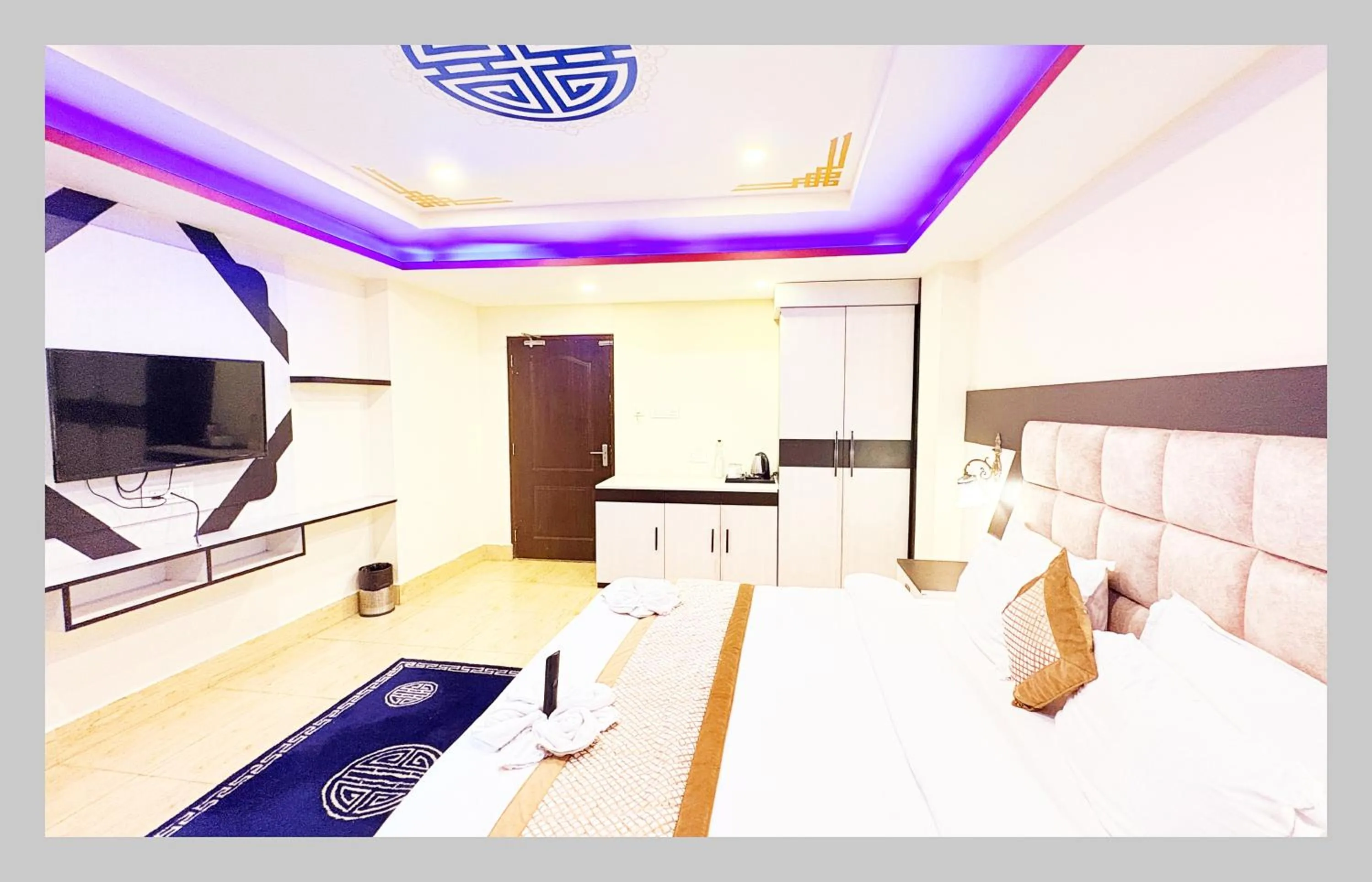 Communal lounge/ TV room, Bed in The Gangtok Inn