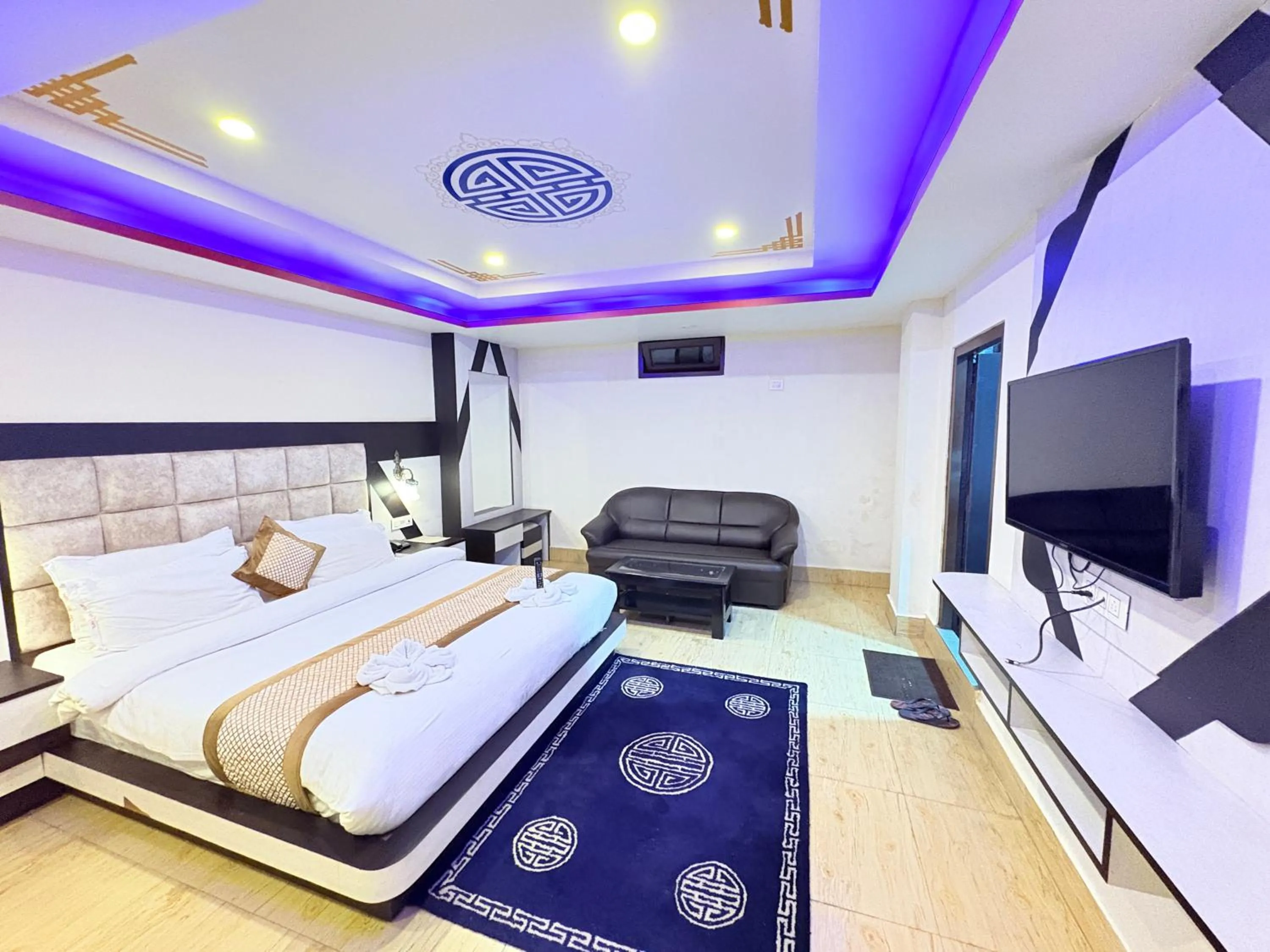 Communal lounge/ TV room, Bed in The Gangtok Inn