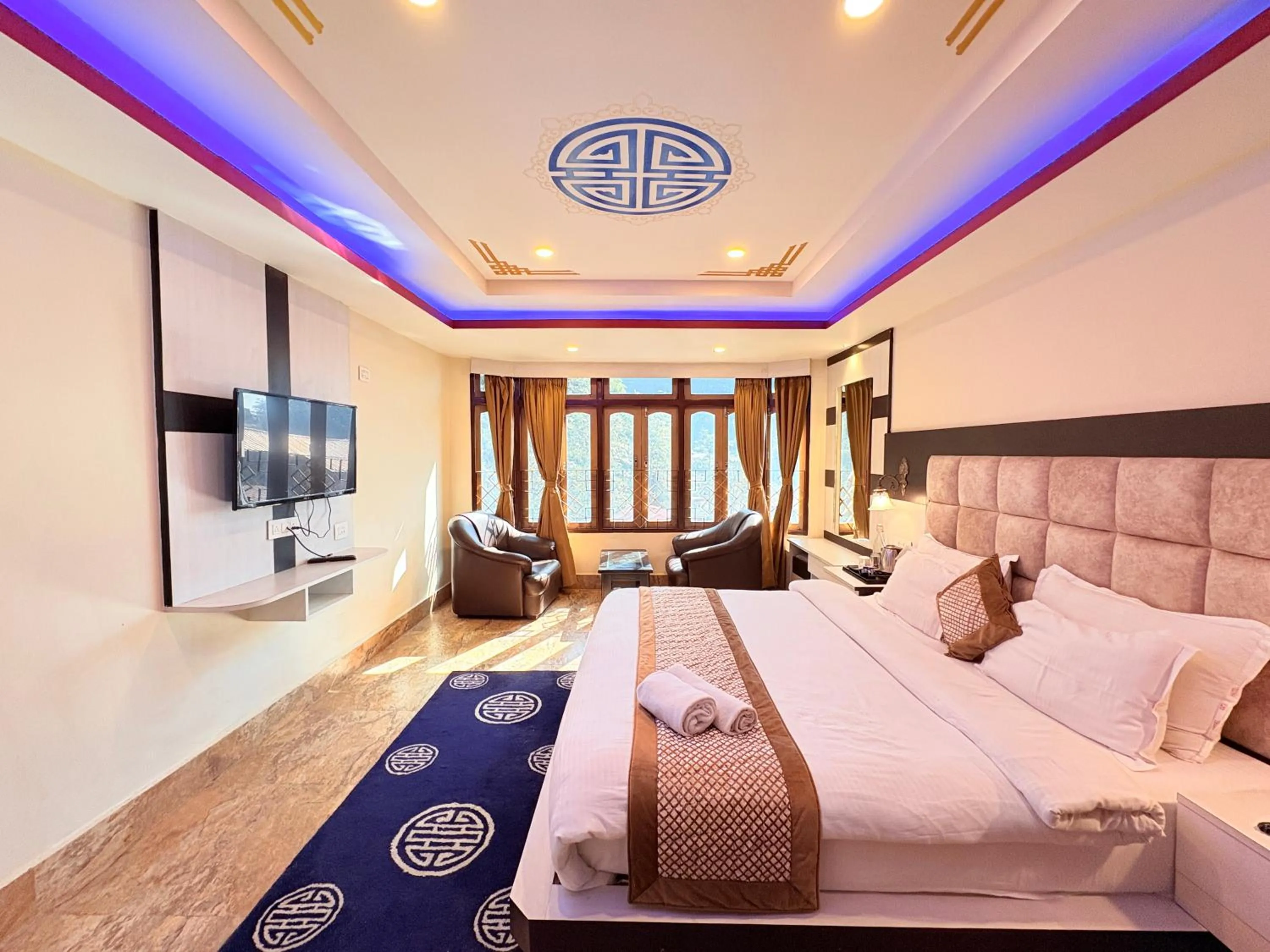 Communal lounge/ TV room, Bed in The Gangtok Inn