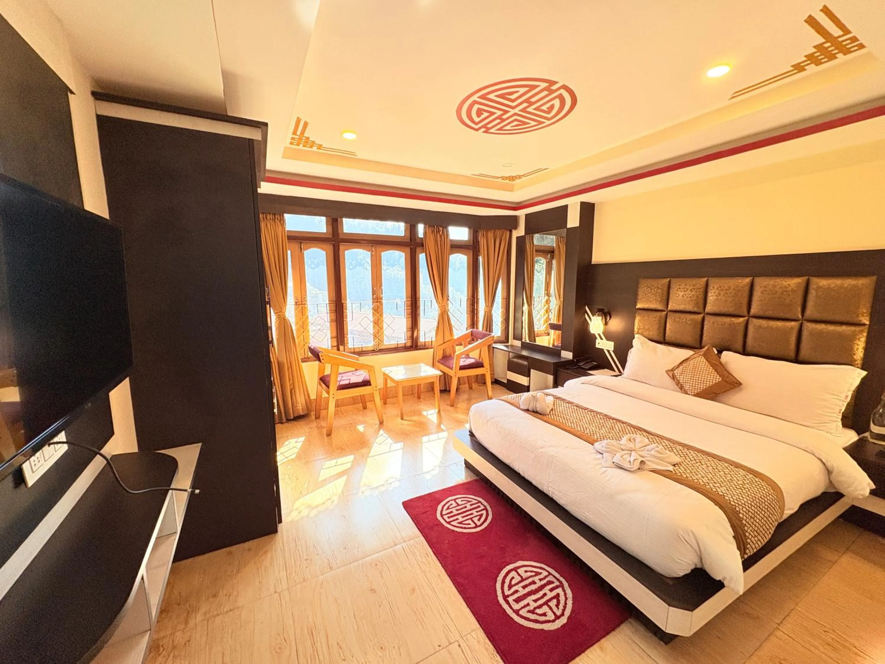 Communal lounge/ TV room, Bed in The Gangtok Inn