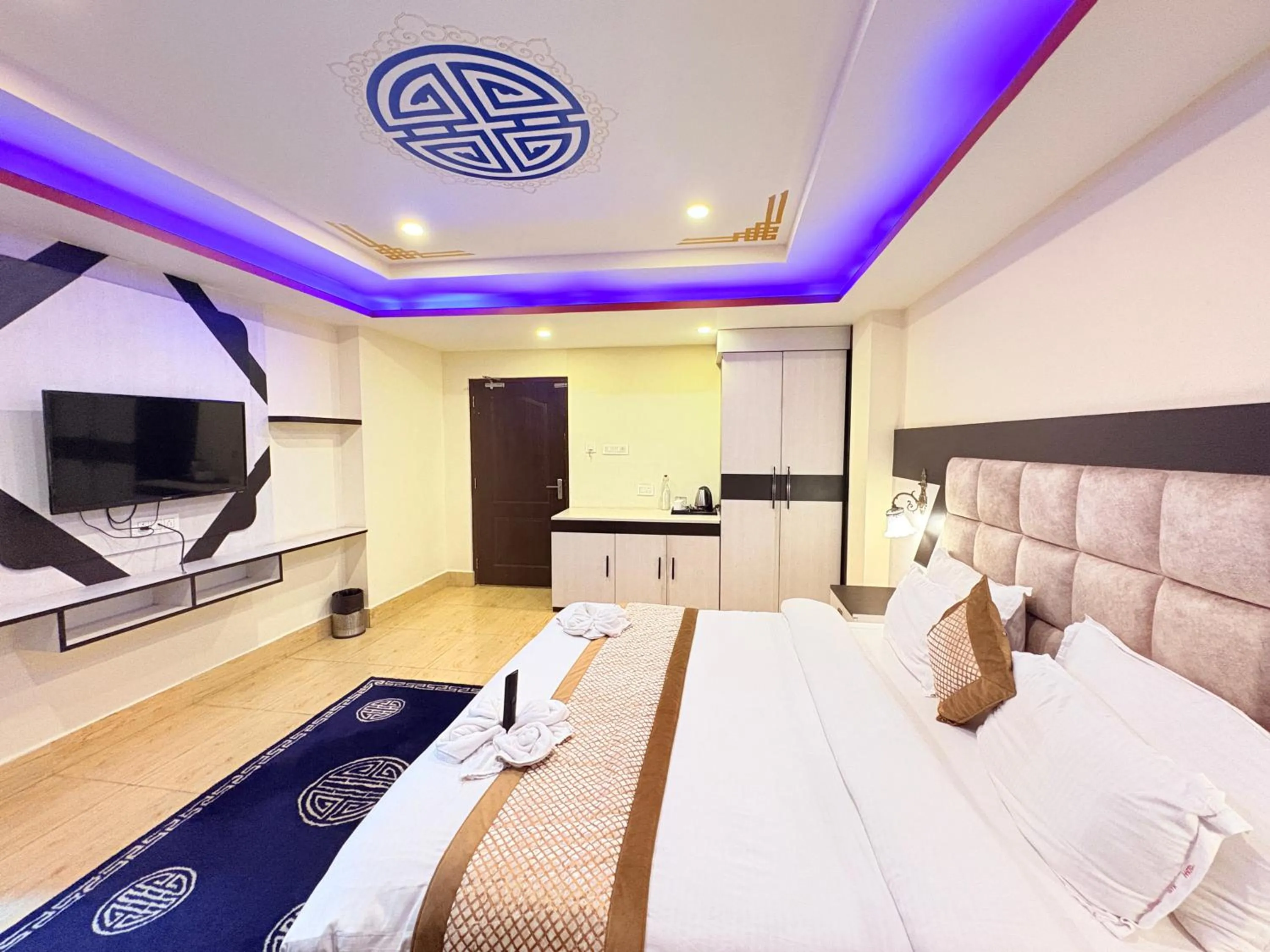 Communal lounge/ TV room, Bed in The Gangtok Inn