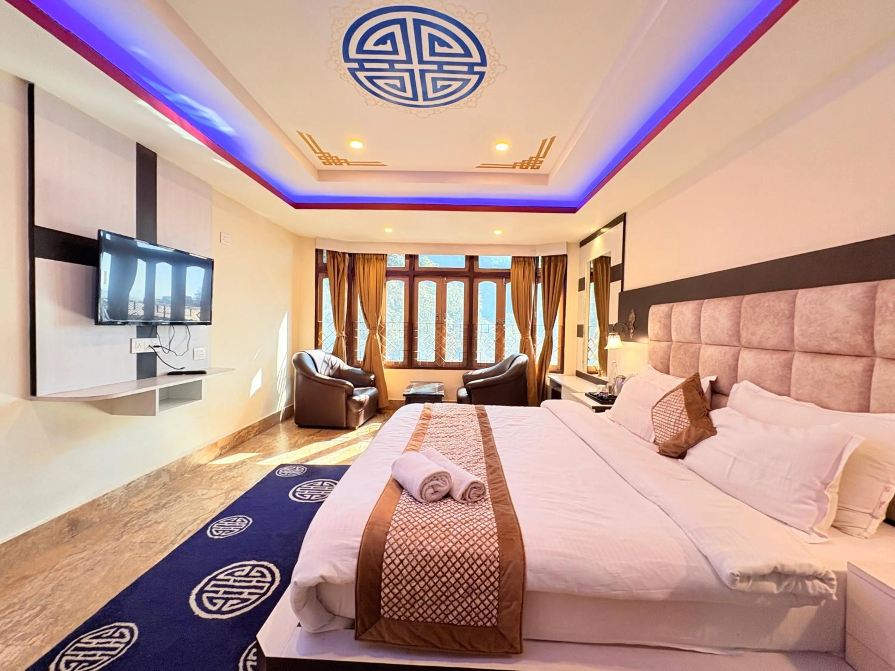 Communal lounge/ TV room, Bed in The Gangtok Inn