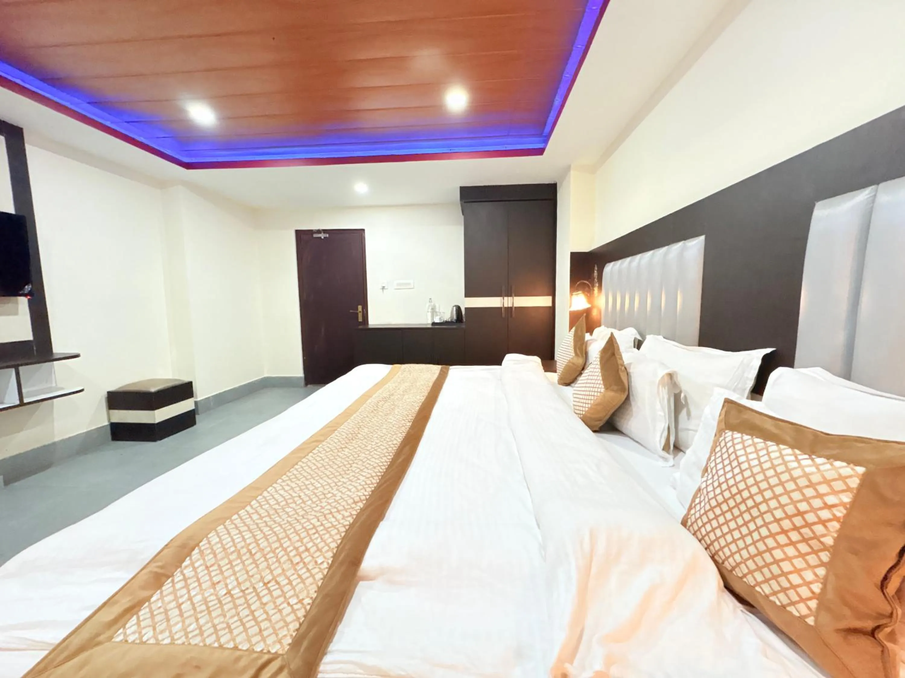 Communal lounge/ TV room, Bed in The Gangtok Inn