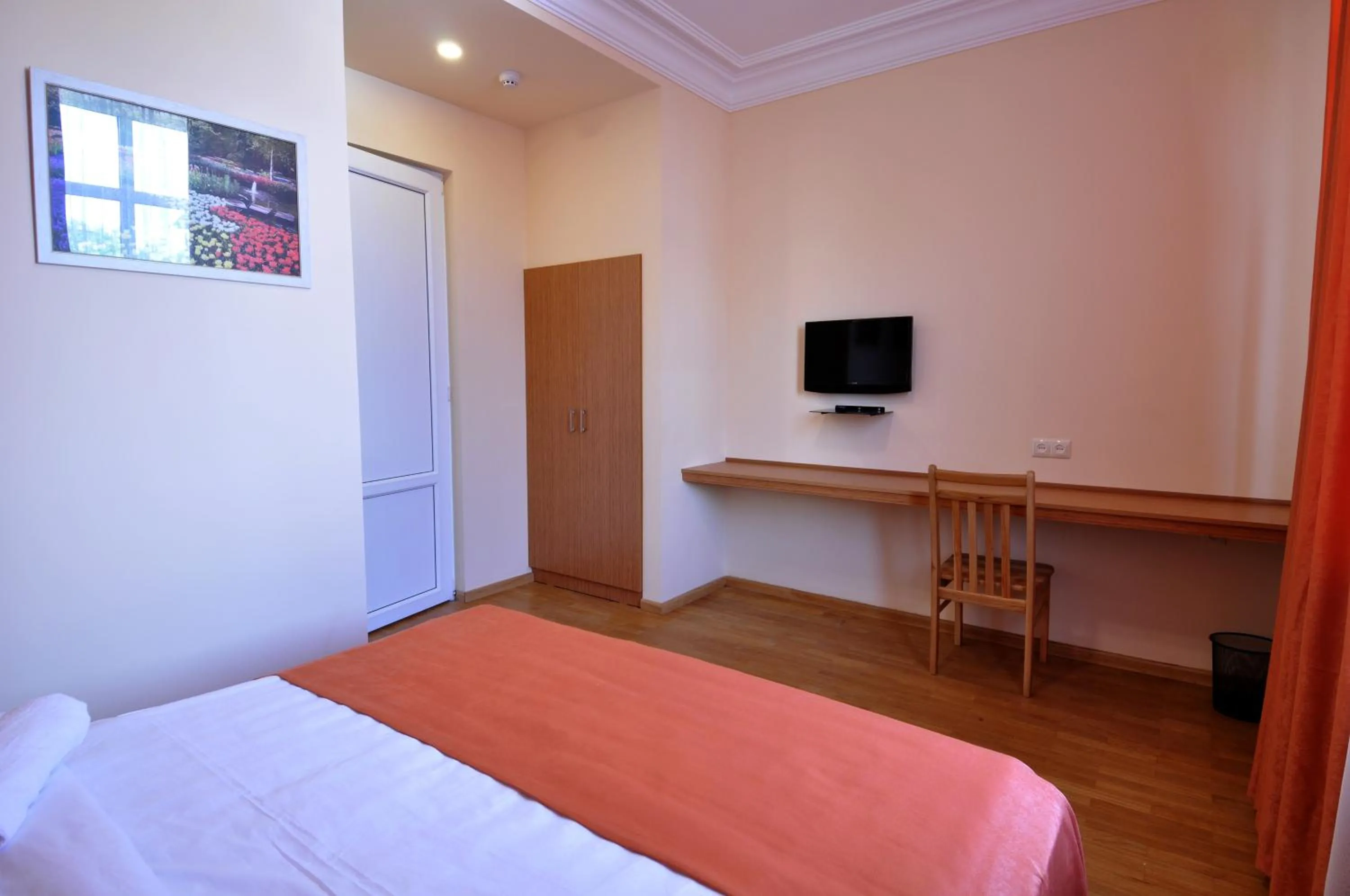Photo of the whole room, Bed in Albert House Hotel and Tours