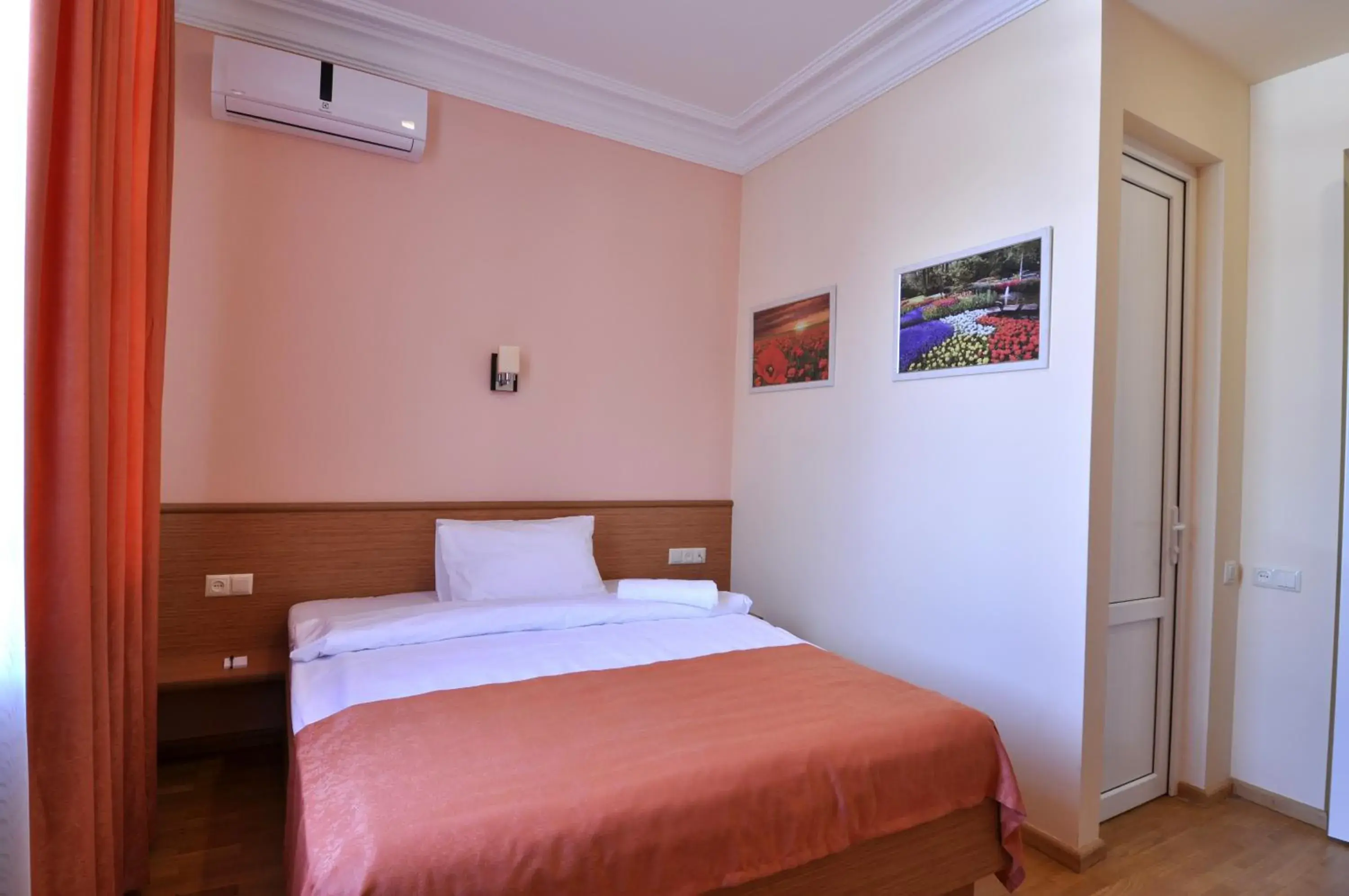 Deluxe Double Room in Albert House Hotel and Tours Deluxe Double Room in Albert House Hotel and Tours