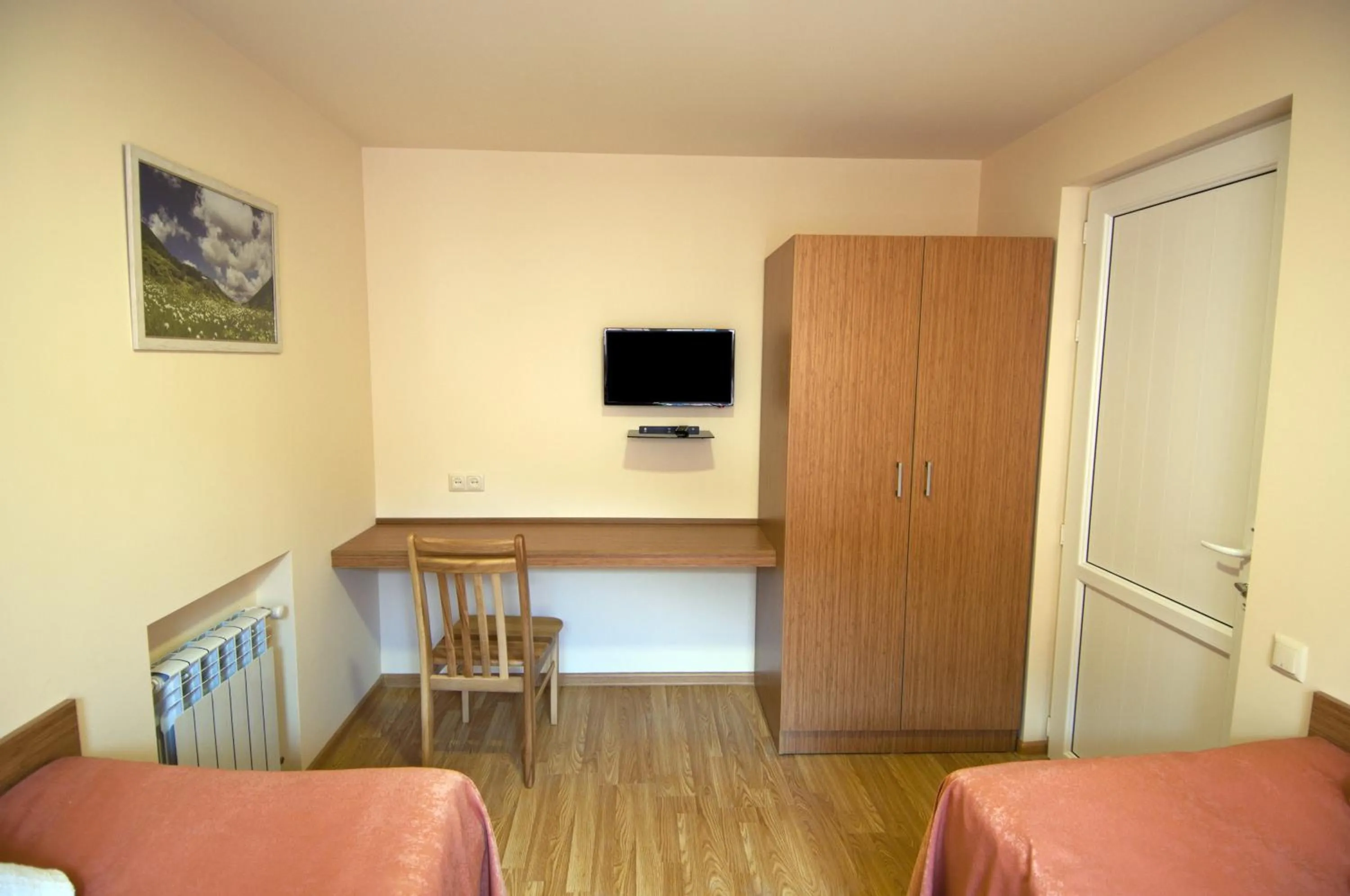 Photo of the whole room, Bed in Albert House Hotel and Tours