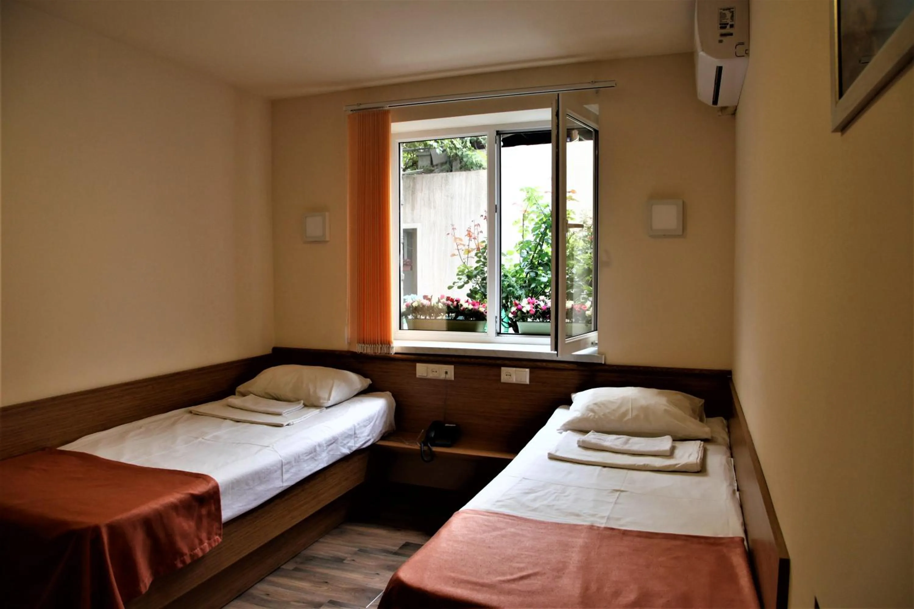Photo of the whole room, Bed in Albert House Hotel and Tours