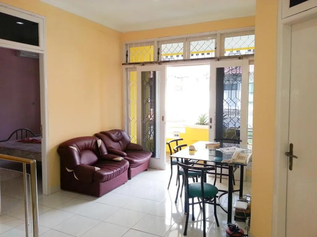 Communal lounge/ TV room in Cendana Mulia Hostel Bogor