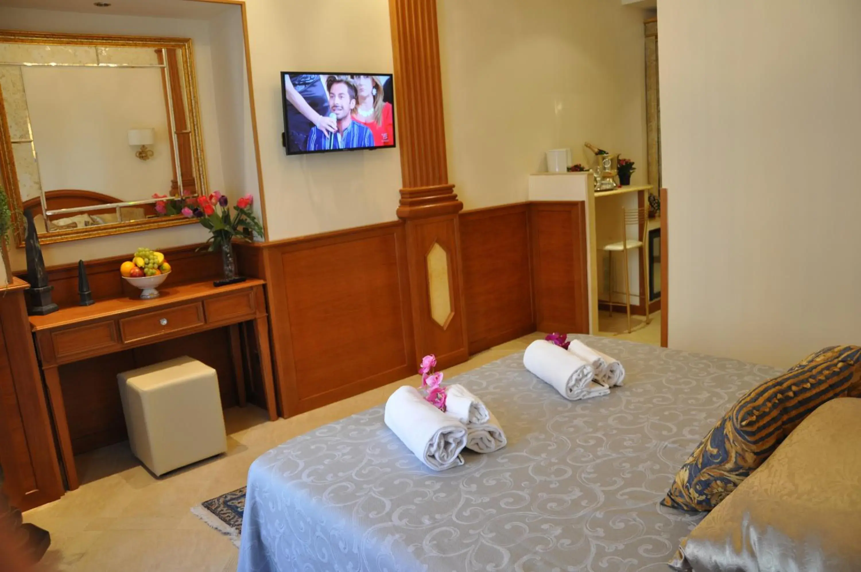 Deluxe Suite in Rome Imperial Crown Deluxe Suite in Rome Imperial Crown