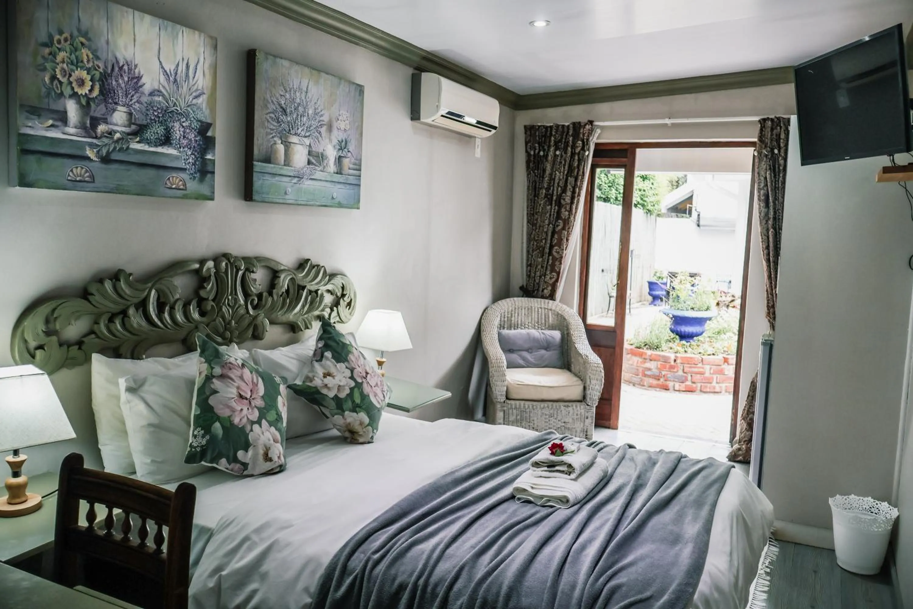 Bed in Lamon Guesthouse