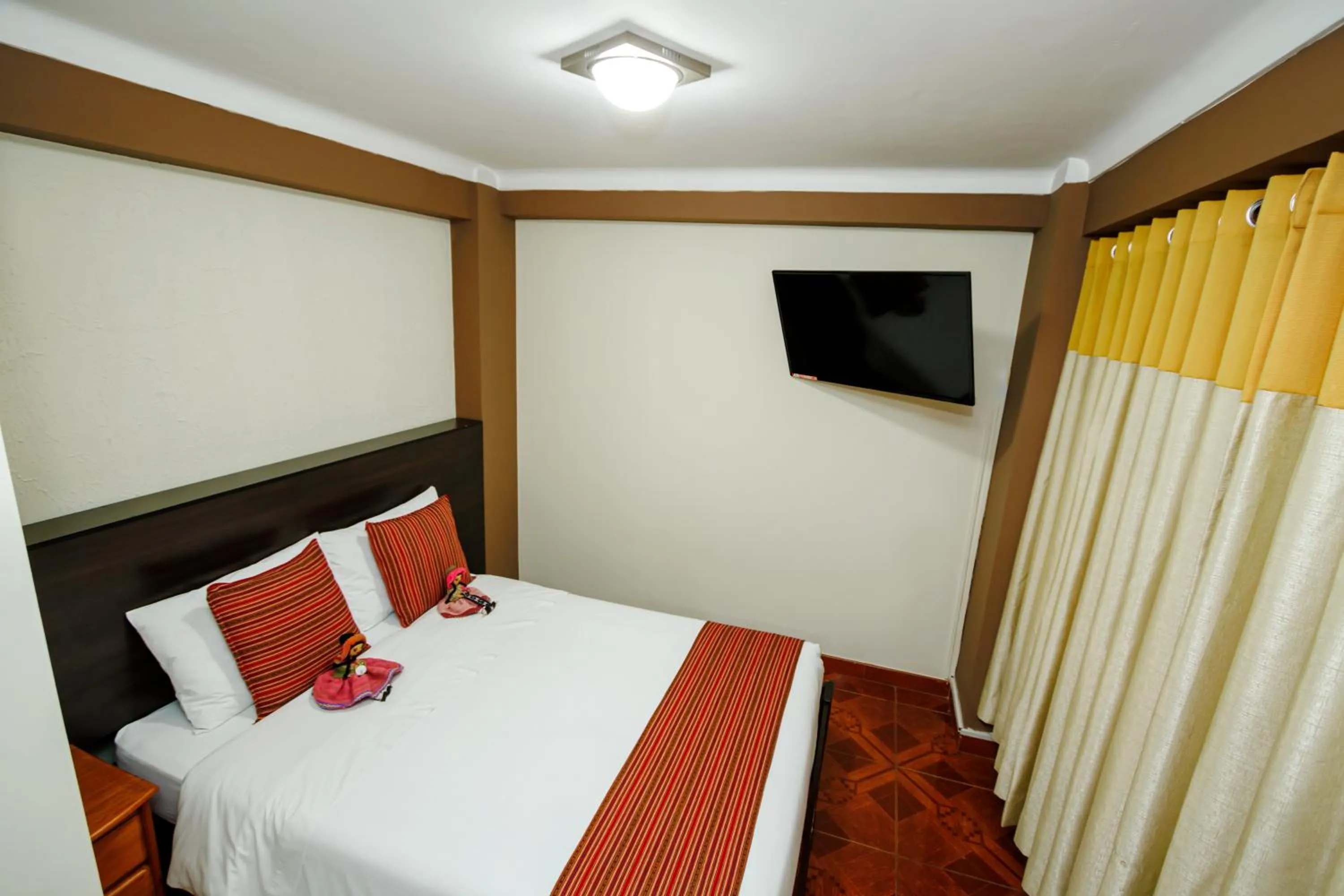 Photo of the whole room, Bed in Principe III