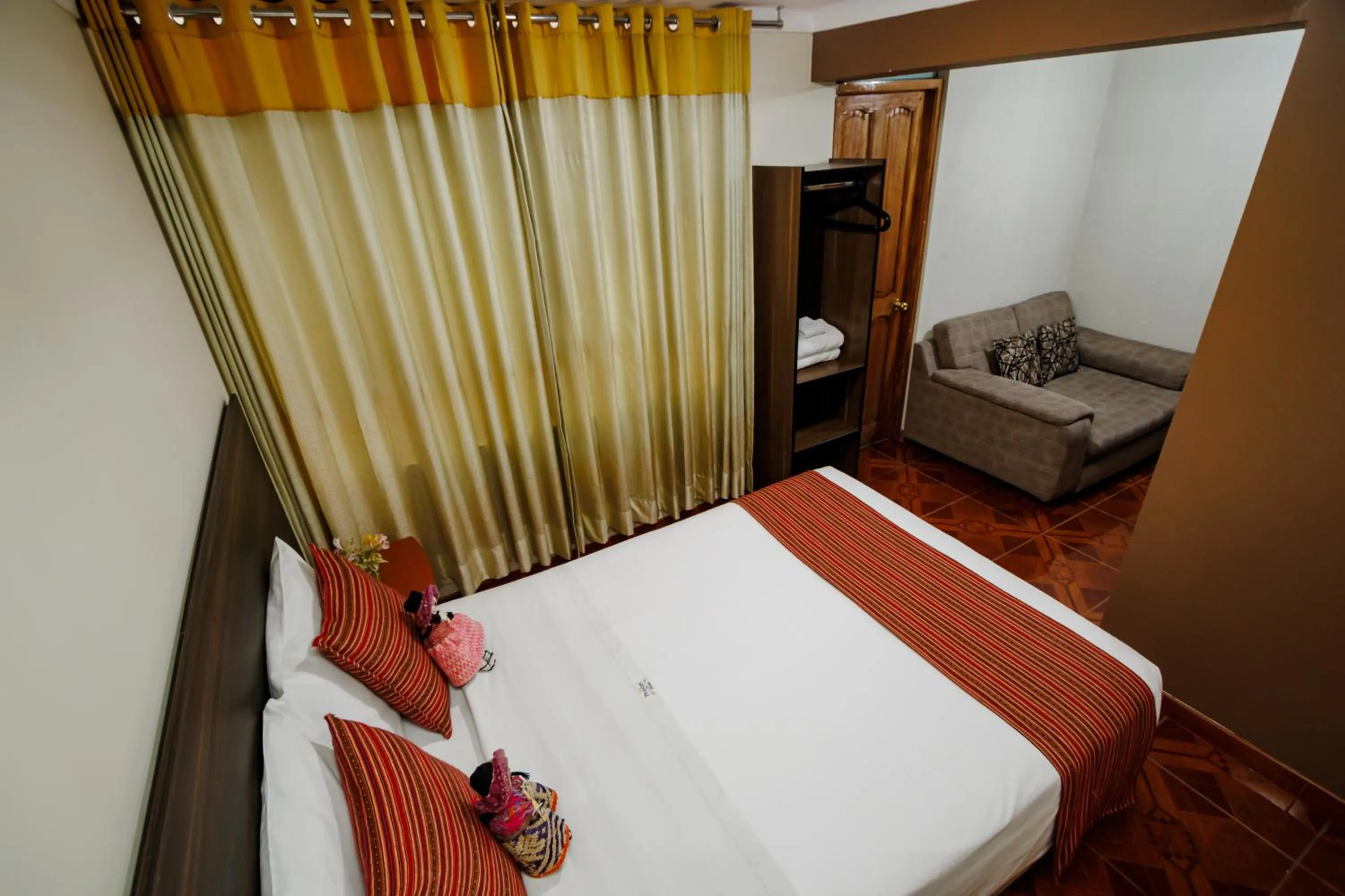 Photo of the whole room, Bed in Principe III