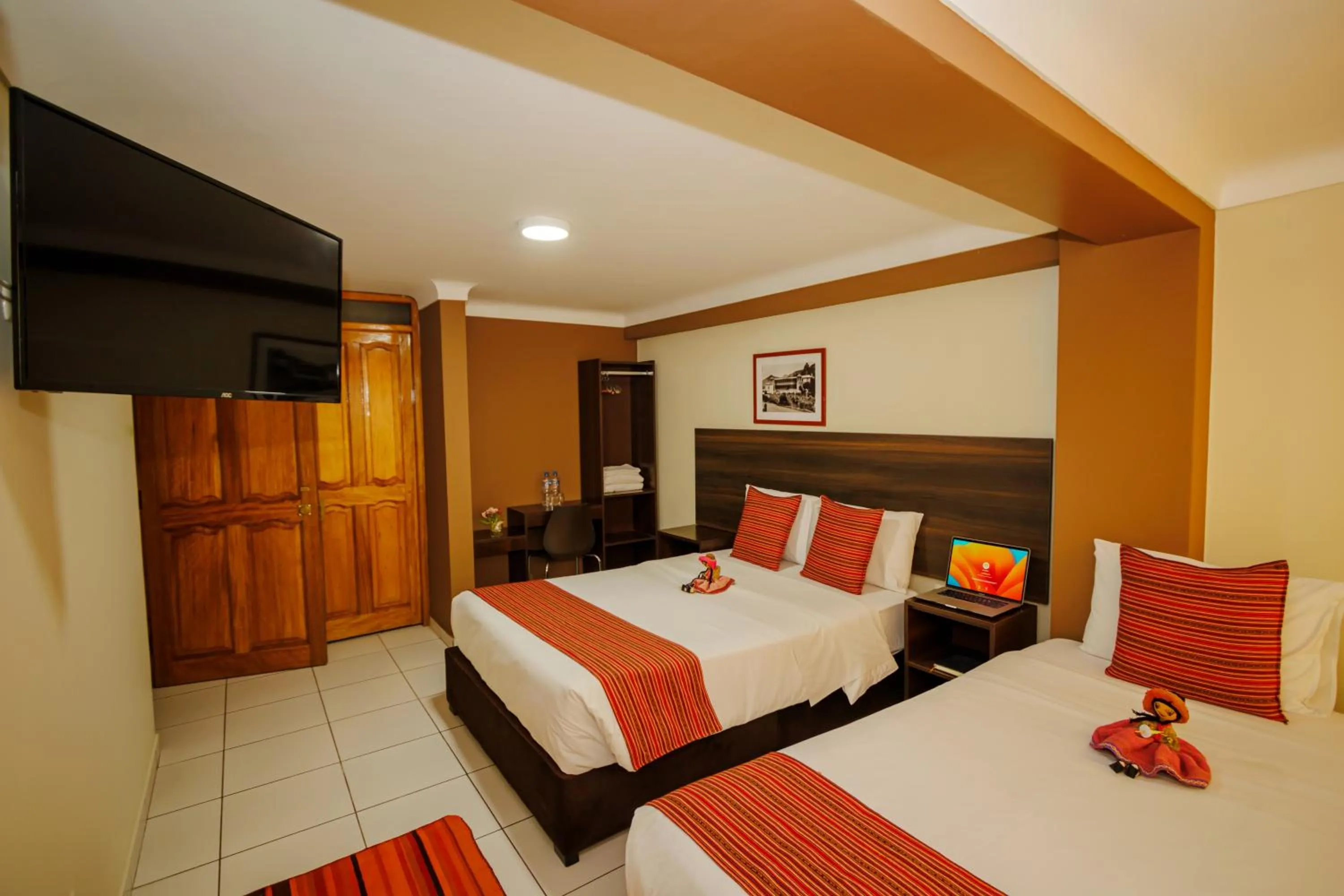 Photo of the whole room, Bed in Principe III