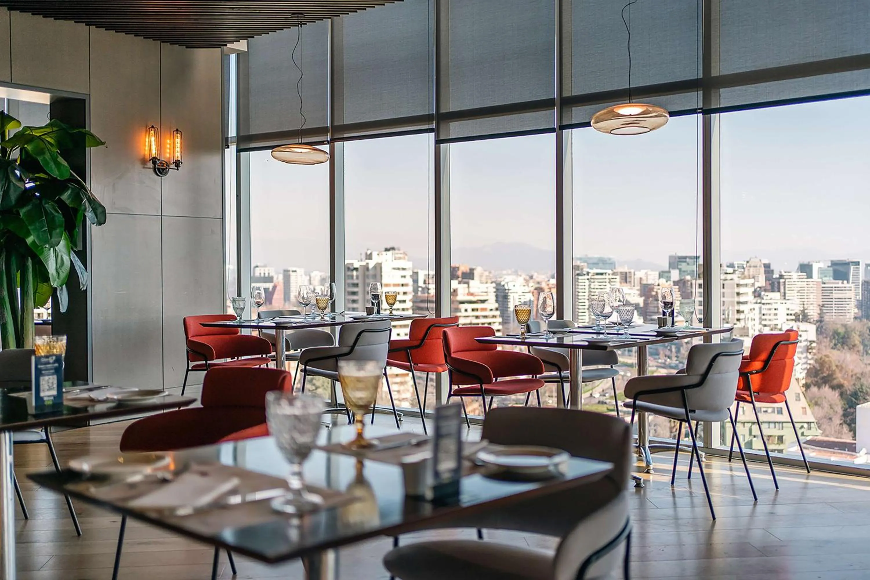 Restaurant/places to eat in DoubleTree by Hilton Santiago Kennedy, Chile