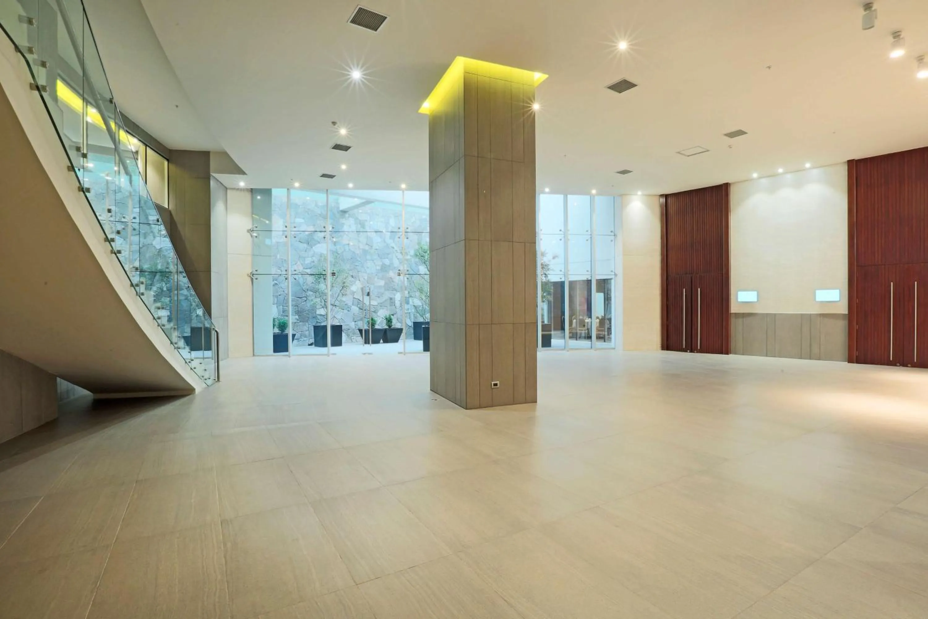 Lobby or reception in DoubleTree by Hilton Santiago Kennedy, Chile