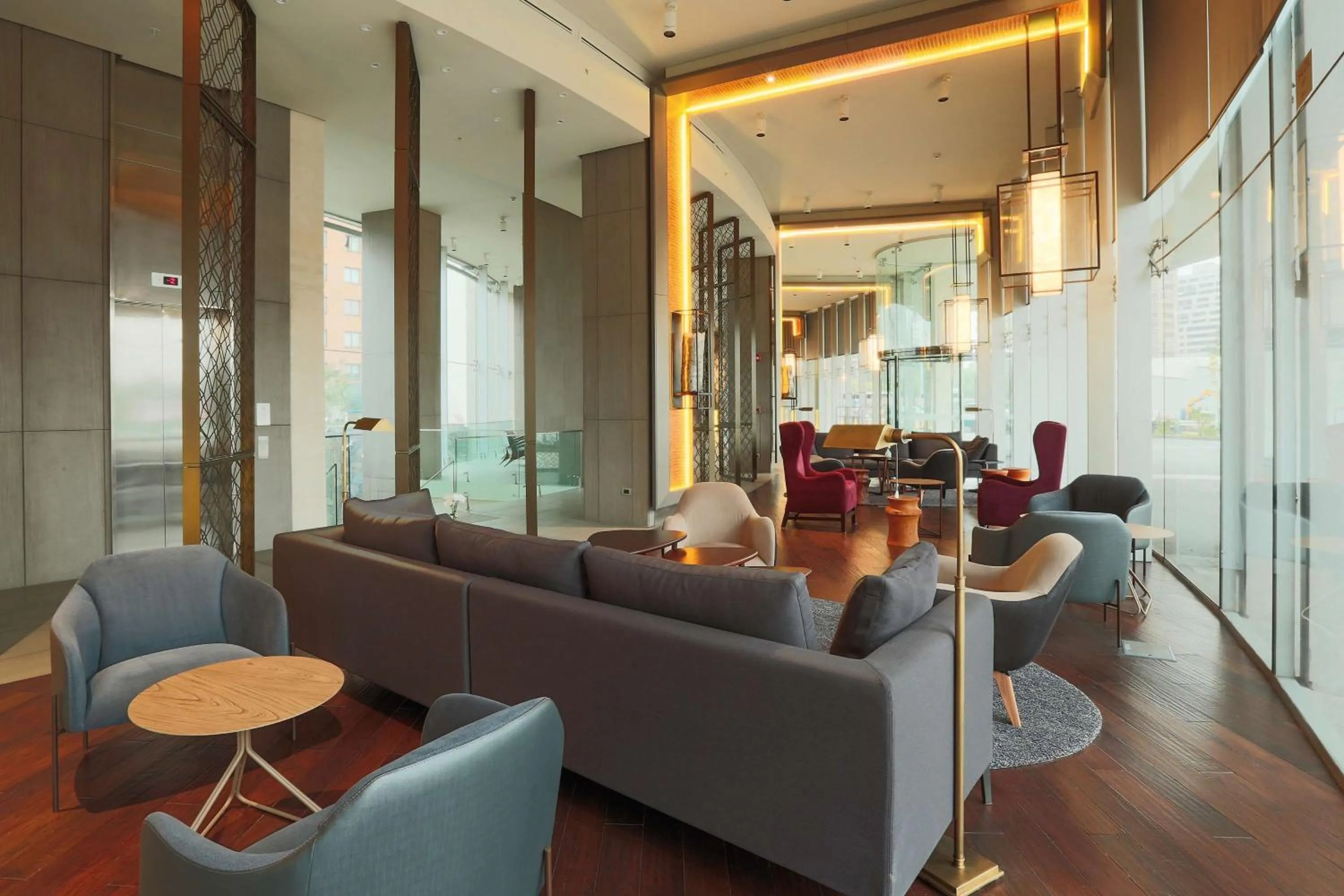 Lobby or reception in DoubleTree by Hilton Santiago Kennedy, Chile
