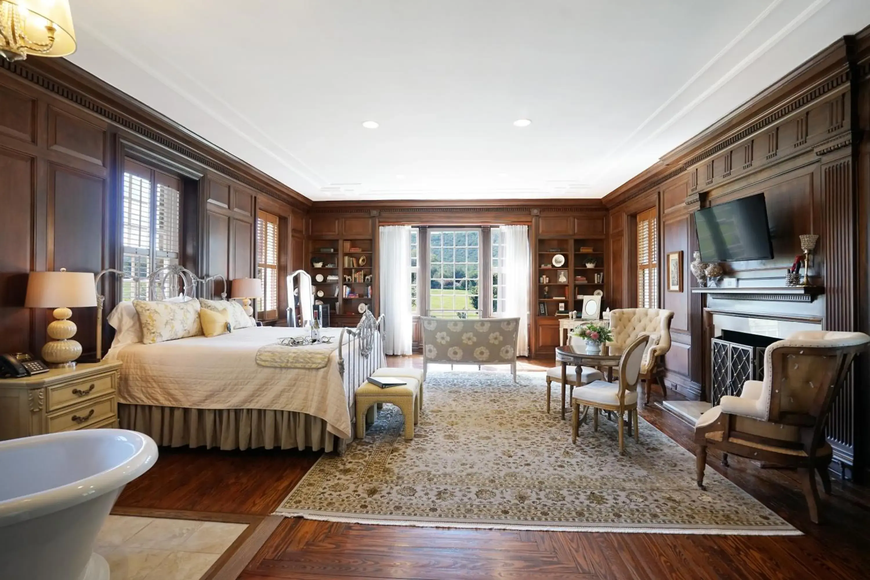 Superior King Room in Inn at Evergreen Superior King Room in Inn at Evergreen